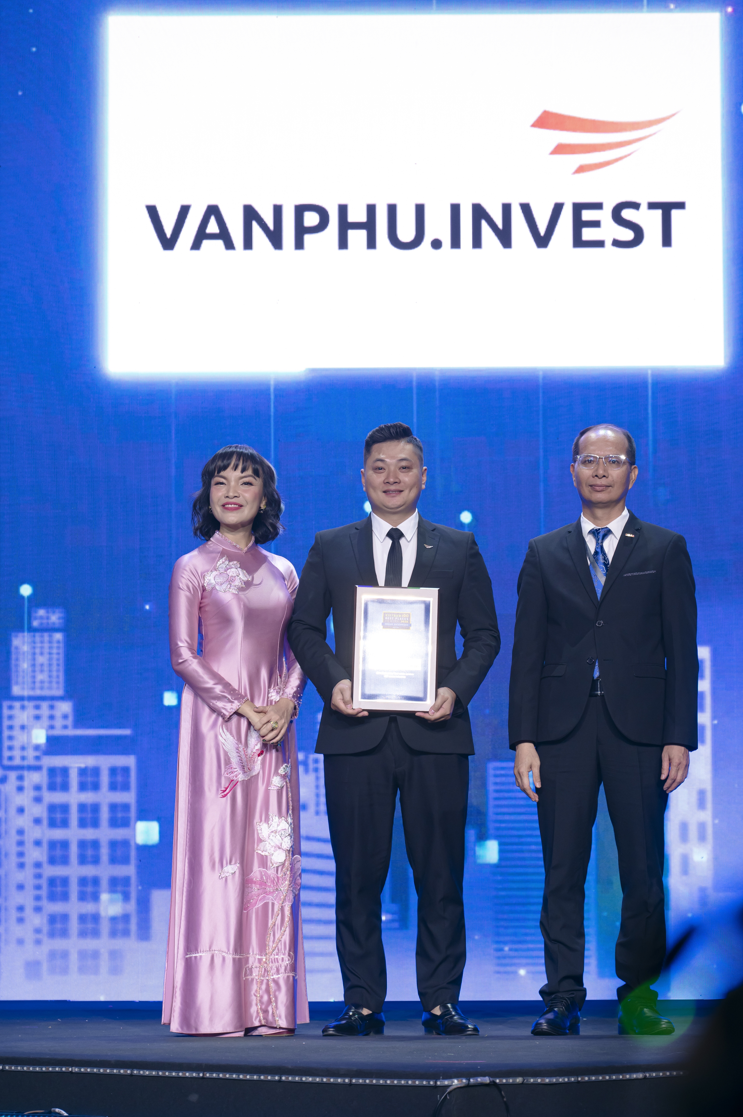 Văn Phú - Invest 2 năm liền lọt Top 100 nơi làm việc tốt nhất Việt Nam- Ảnh 1. Đại diện Văn Phú - Invest nhận chứng nhận Top 100 Nơi làm việc Tốt nhất Việt Nam năm 2024