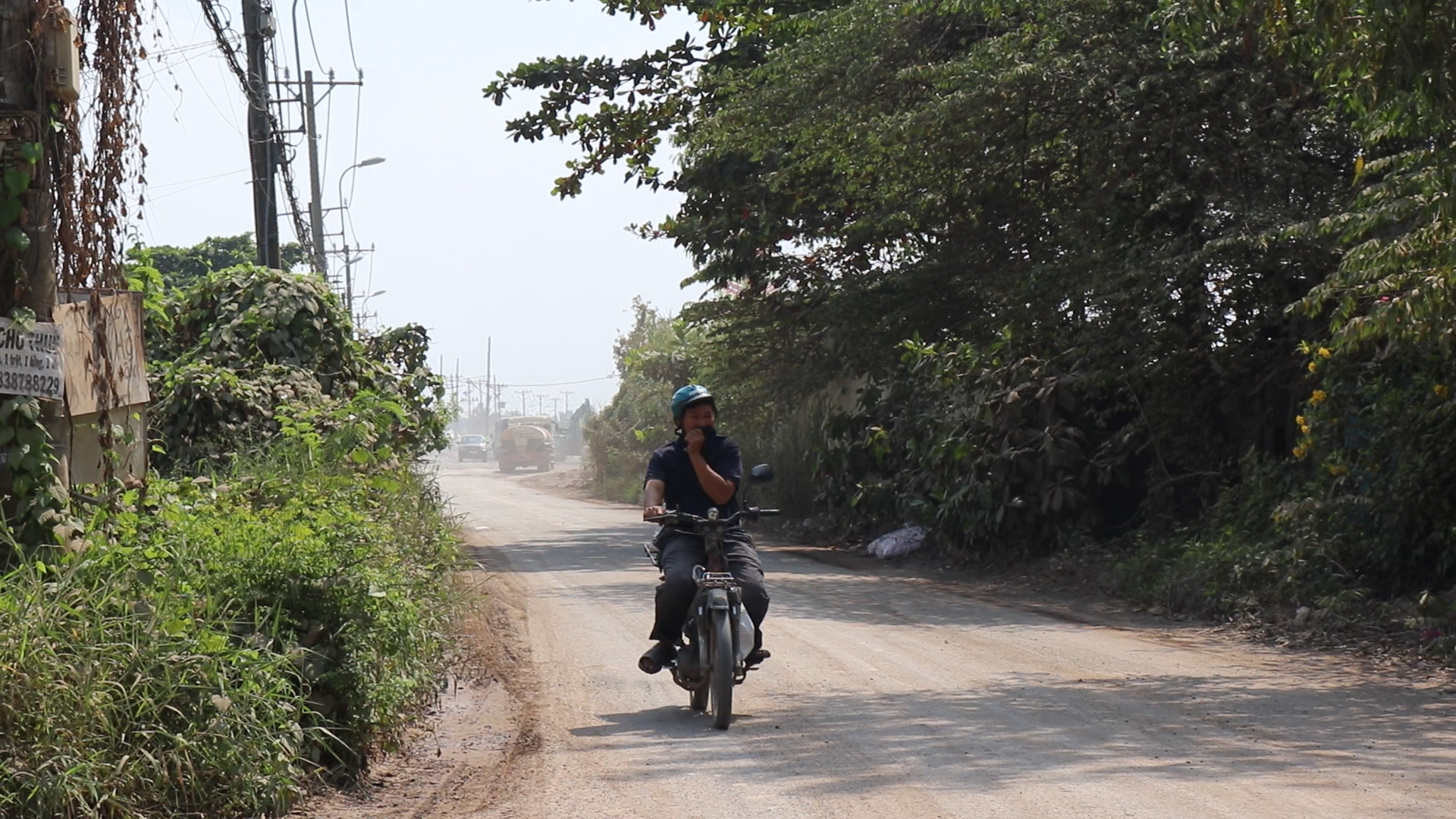 'Số phận' đối lập hai bên cầu: Nơi đường thông thoáng, nơi lồi lõm khiến dân 'té xe như cơm bữa'- Ảnh 2.