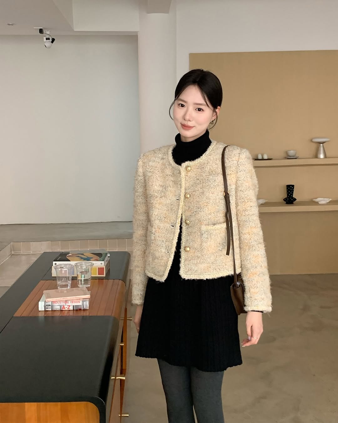 Pernyataan gaya dengan pakaian wol - Foto 1. Bản tuyên ngôn đầy phong cách với trang phục vải tweed- Ảnh 1.