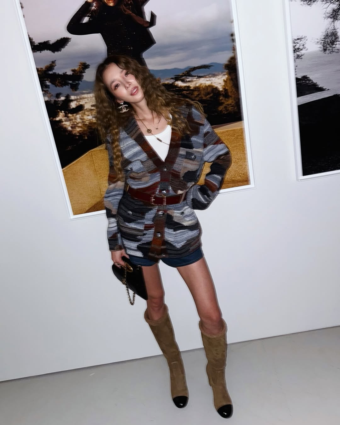 Svetry, kardigany a jak sladit outfity podle trendů chladného období - Foto 9. Áo len, cardigan và cách phối đồ chuẩn xu hướng mùa lạnh- Ảnh 9.