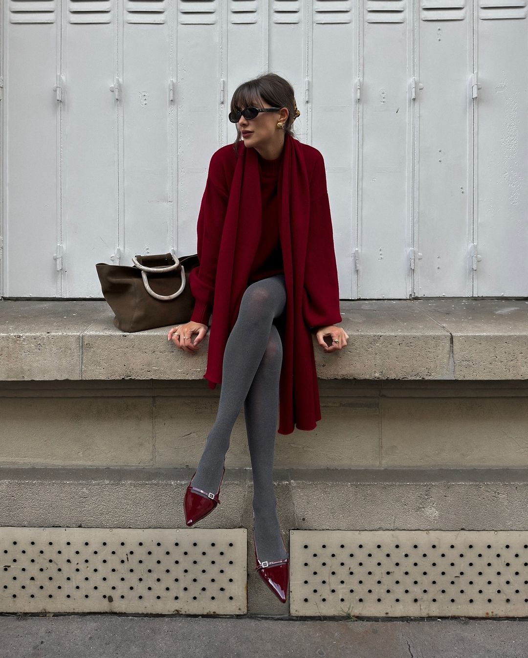 Svetry, kardigany a jak sladit outfity podle trendů chladného období - Foto 1. Áo len, cardigan và cách phối đồ chuẩn xu hướng mùa lạnh- Ảnh 1.