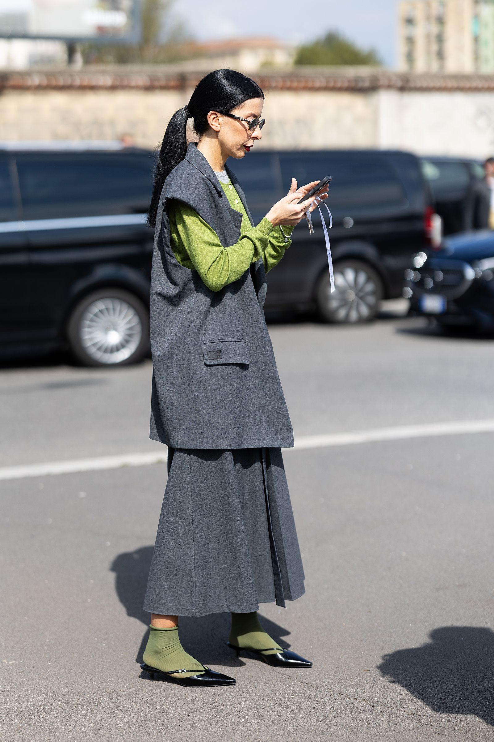 «Kvinnelig administrerende direktør» bruker dressvest og vide bukser på jobb og på gaten – Bilde 5. 'Nữ tổng tài' mặc suit vest và quần ống rộng tới công sở, dạo phố- Ảnh 5.