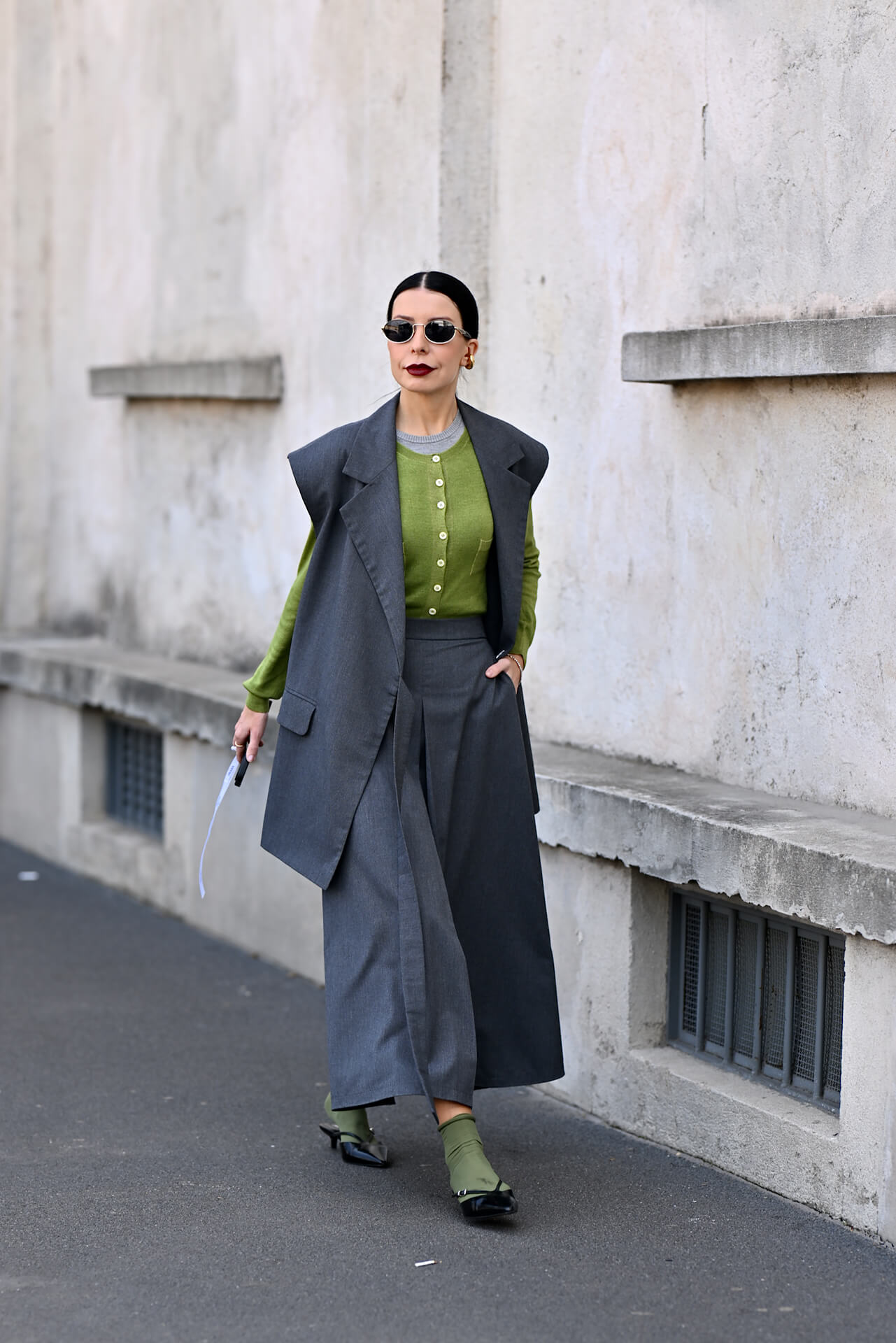 «Kvinnelig administrerende direktør» bruker dressvest og vide bukser på jobb og på gaten – Bilde 6. 'Nữ tổng tài' mặc suit vest và quần ống rộng tới công sở, dạo phố- Ảnh 6.