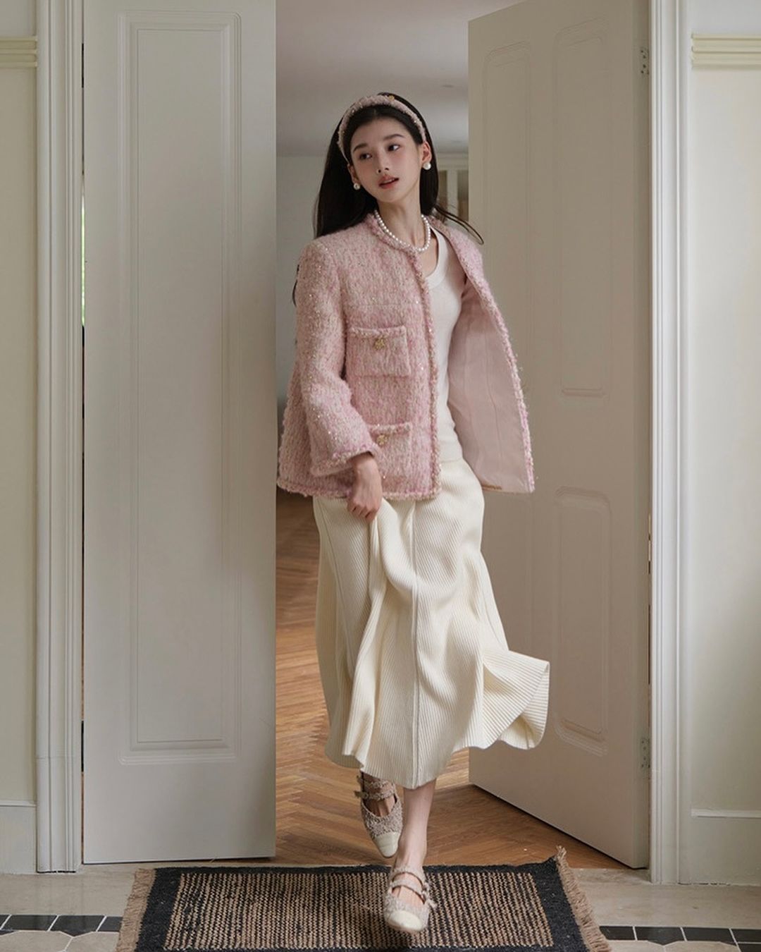Pernyataan gaya dengan pakaian wol - Foto 3. Bản tuyên ngôn đầy phong cách với trang phục vải tweed- Ảnh 3.