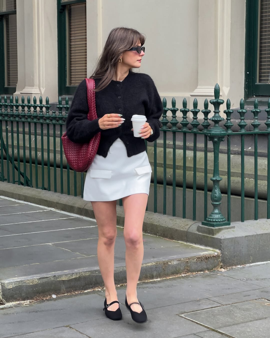 Svetry, kardigany a jak sladit outfity podle trendů chladného období - Foto 3. Áo len, cardigan và cách phối đồ chuẩn xu hướng mùa lạnh- Ảnh 3.