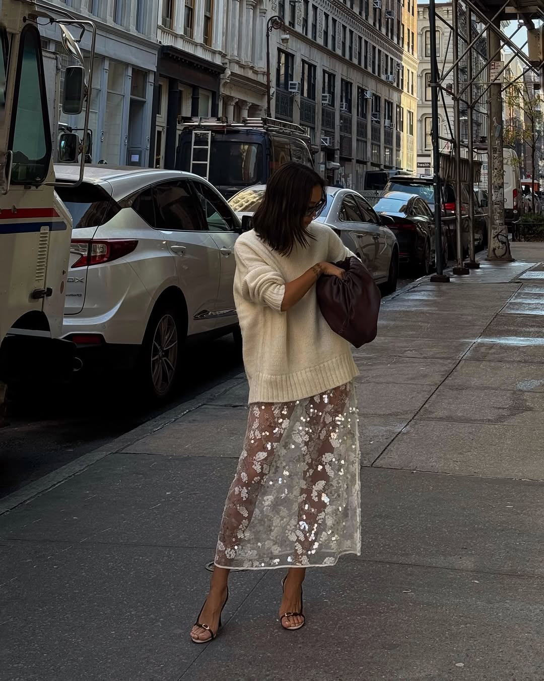 Svetry, kardigany a jak sladit outfity podle trendů chladného období - Foto 7. Áo len, cardigan và cách phối đồ chuẩn xu hướng mùa lạnh- Ảnh 7.