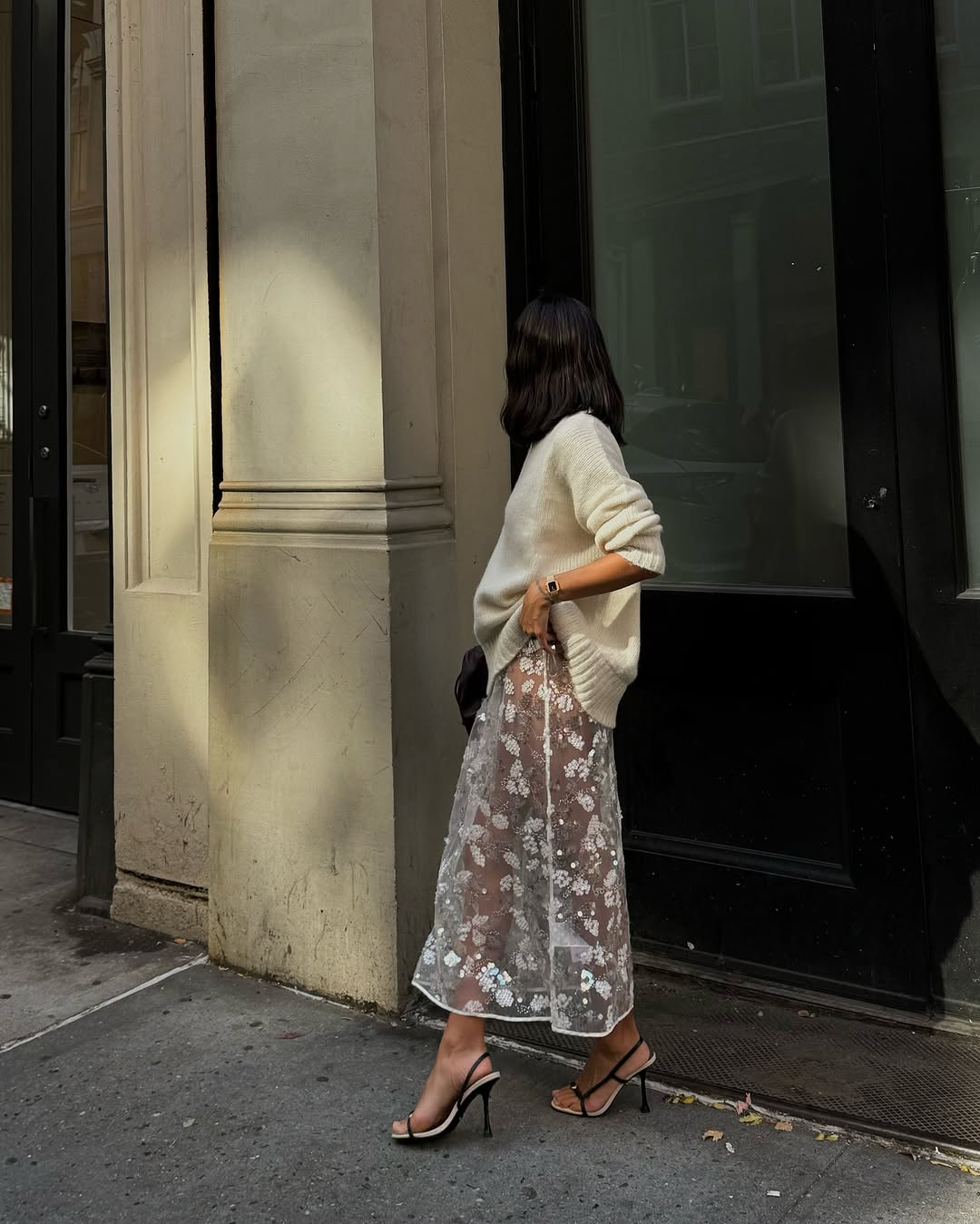 Svetry, kardigany a jak sladit outfity podle trendů chladného období - Foto 8. Áo len, cardigan và cách phối đồ chuẩn xu hướng mùa lạnh- Ảnh 8.