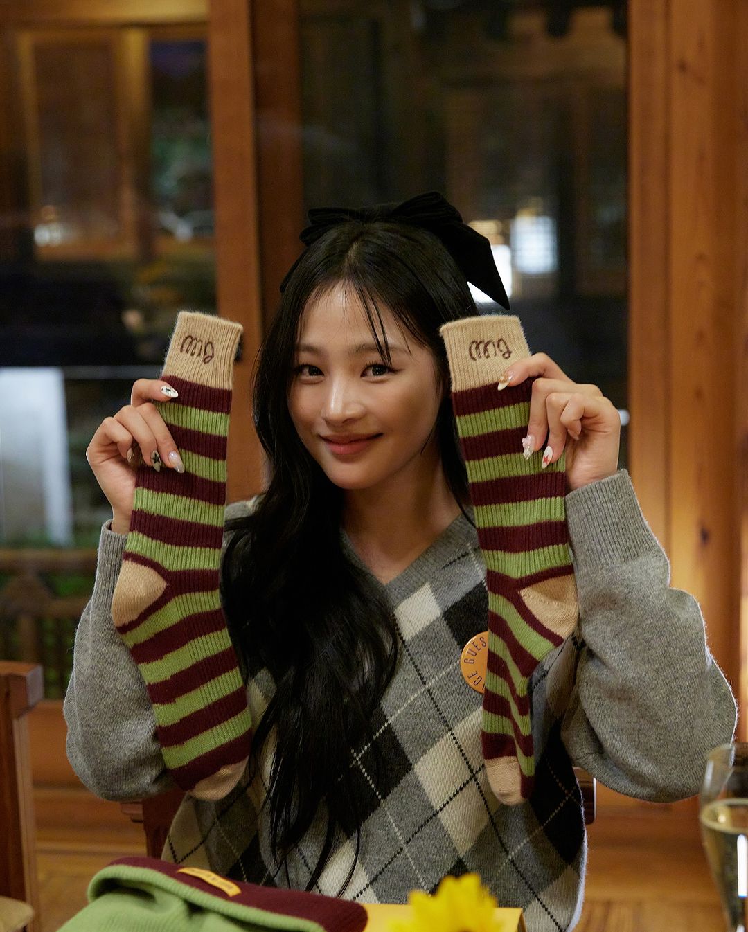 Svetry, kardigany a jak sladit outfity podle trendů chladného období - Foto 5. Áo len, cardigan và cách phối đồ chuẩn xu hướng mùa lạnh- Ảnh 5.