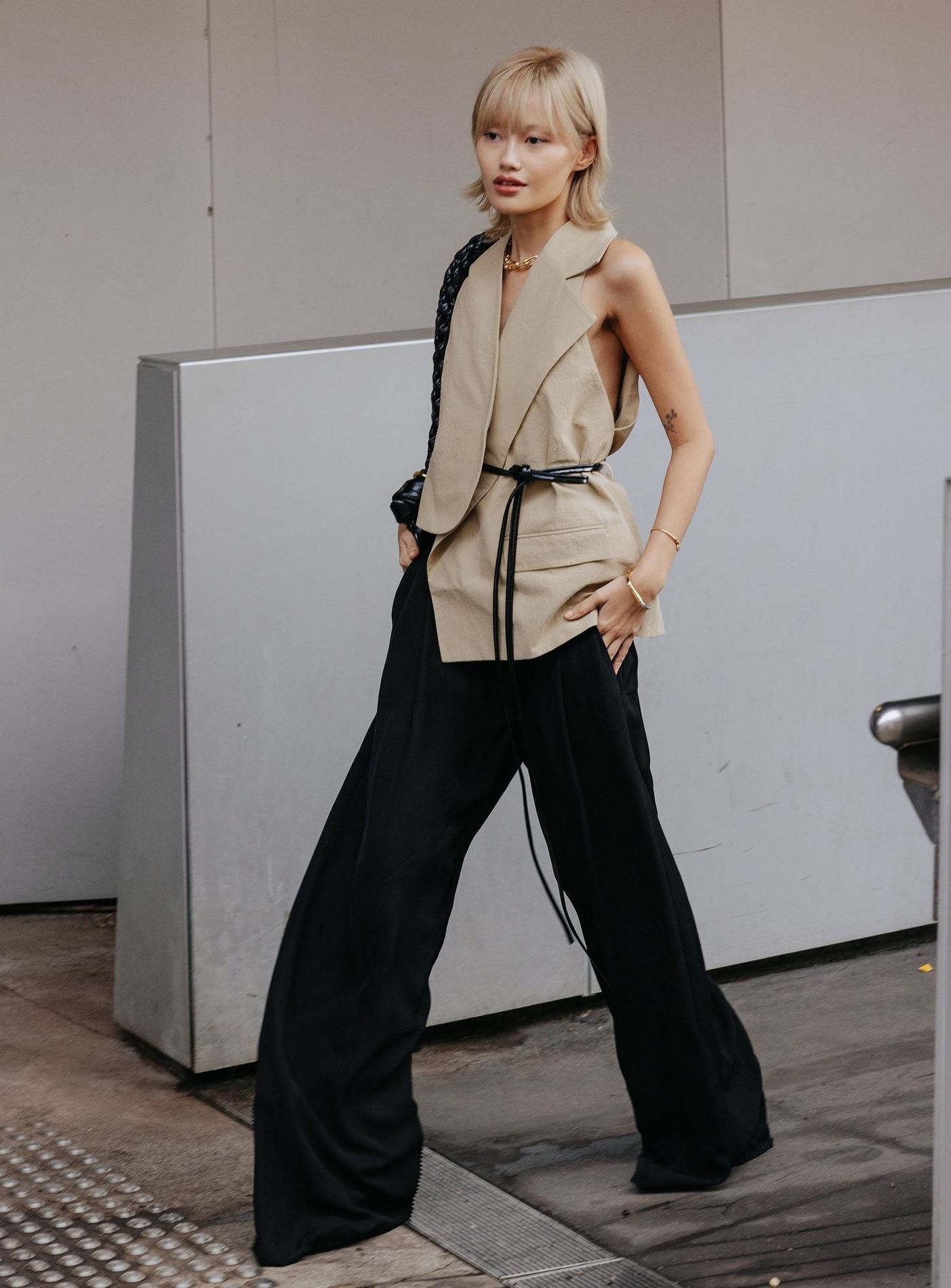 «Kvinnelig administrerende direktør» bruker dressvest og vide bukser på jobb og på gaten – Bilde 2. 'Nữ tổng tài' mặc suit vest và quần ống rộng tới công sở, dạo phố- Ảnh 2.