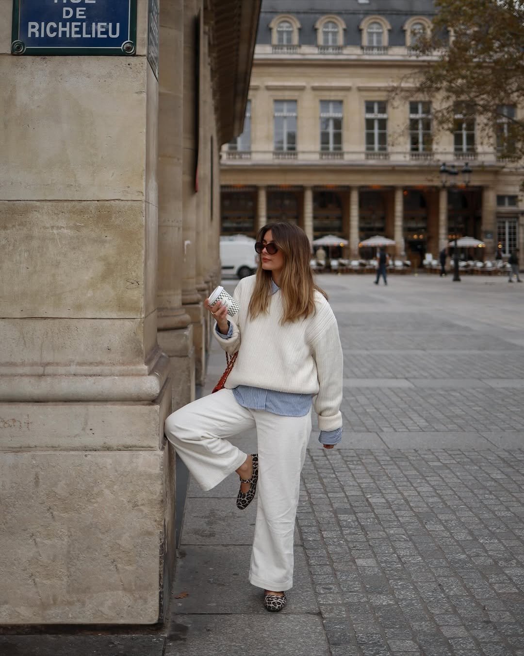 Svetry, kardigany a jak sladit outfity podle trendů chladného období - Foto 6. Áo len, cardigan và cách phối đồ chuẩn xu hướng mùa lạnh- Ảnh 6.