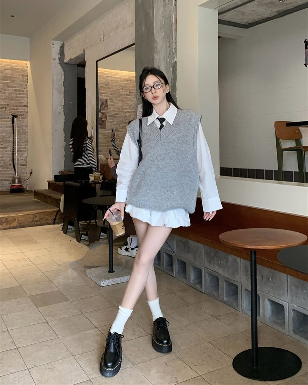« Équilibrer » tous les styles, du sportif à l'élégant, avec un gilet - Photo 8. 'Cân' mọi phong cách, từ năng động đến thanh lịch với áo gile- Ảnh 8.