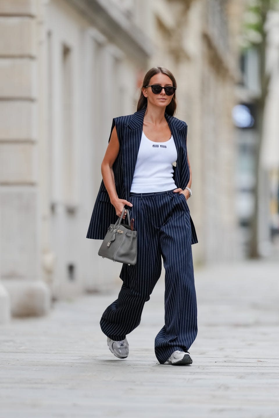 «Kvinnelig administrerende direktør» bruker dressvest og vide bukser på jobb og på gaten – Bilde 3. 'Nữ tổng tài' mặc suit vest và quần ống rộng tới công sở, dạo phố- Ảnh 3.