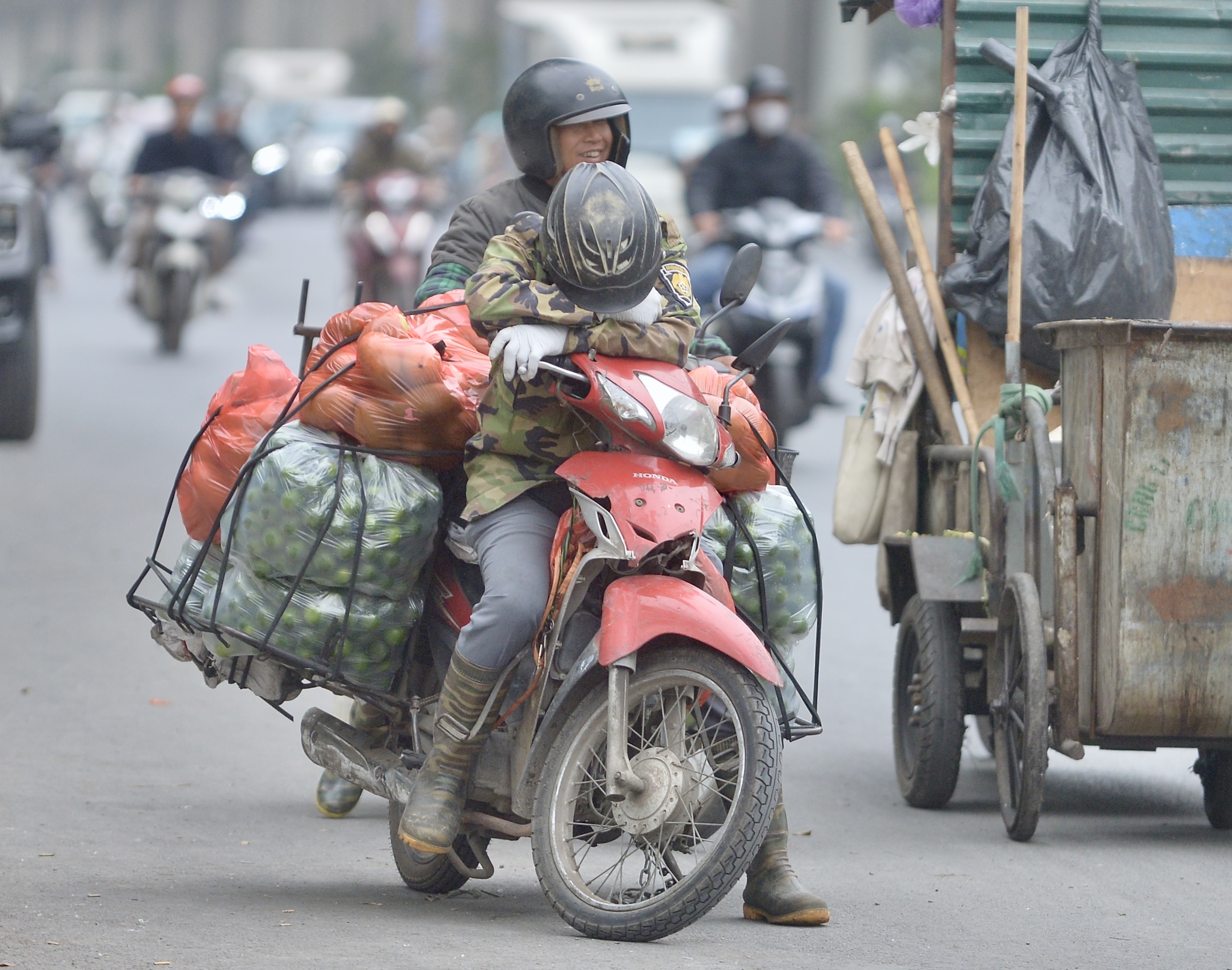 Hà Nội rét nhất từ đầu mùa đông, người dân mặc thêm áo mưa mưu sinh- Ảnh 14.