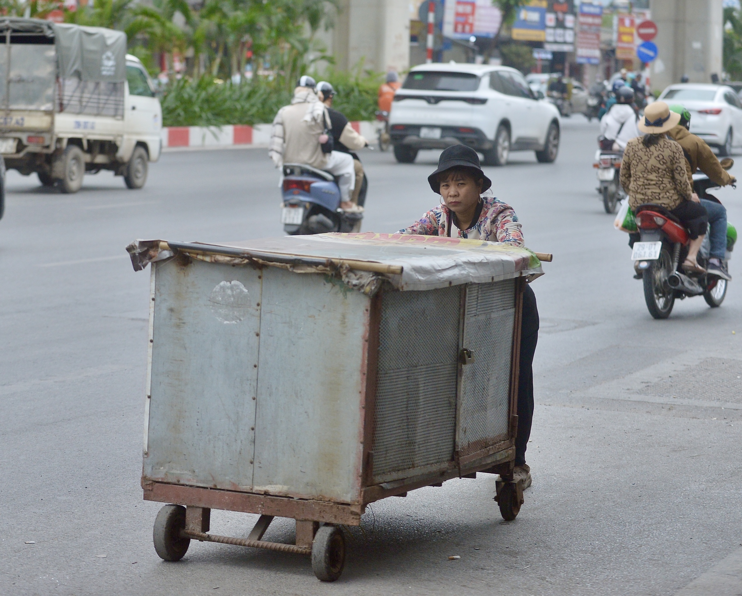 Hà Nội rét nhất từ đầu mùa đông, người dân mặc thêm áo mưa mưu sinh- Ảnh 13.