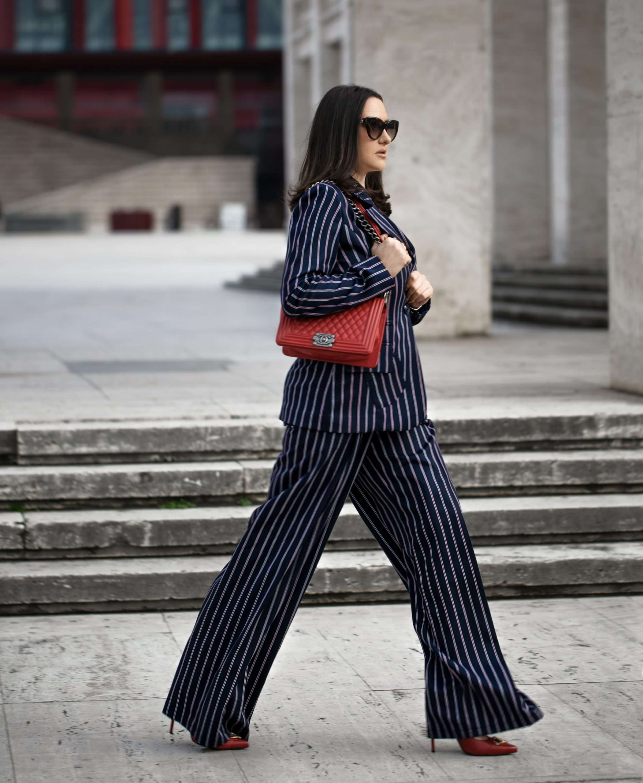 «Kvinnelig administrerende direktør» bruker dressvest og vide bukser på jobb og på gaten – Bilde 4. 'Nữ tổng tài' mặc suit vest và quần ống rộng tới công sở, dạo phố- Ảnh 4.