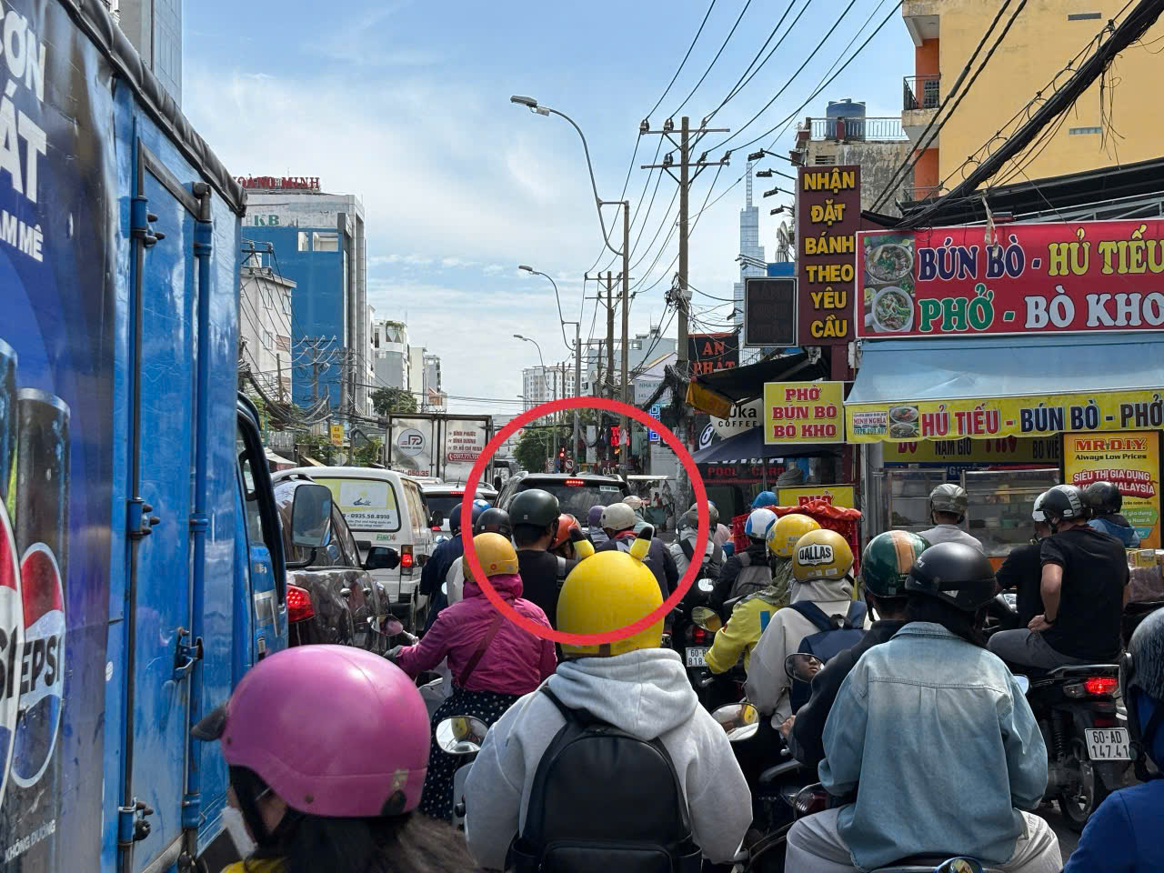 Hiện tượng ô tô chạy 2-3 hàng ở TP.HCM: Còn đâu cảnh 1 hàng dài xe hơi nối đuôi?- Ảnh 1.