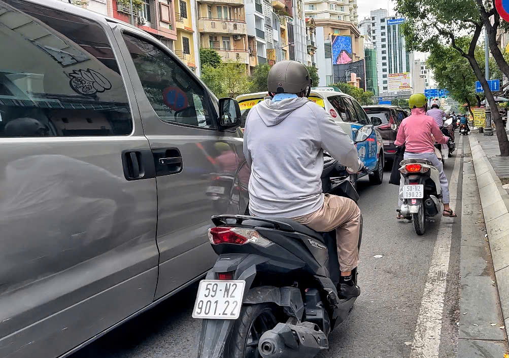 Hiện tượng ô tô chạy 2-3 hàng ở TP.HCM: Còn đâu cảnh 1 hàng dài xe hơi nối đuôi?- Ảnh 5.