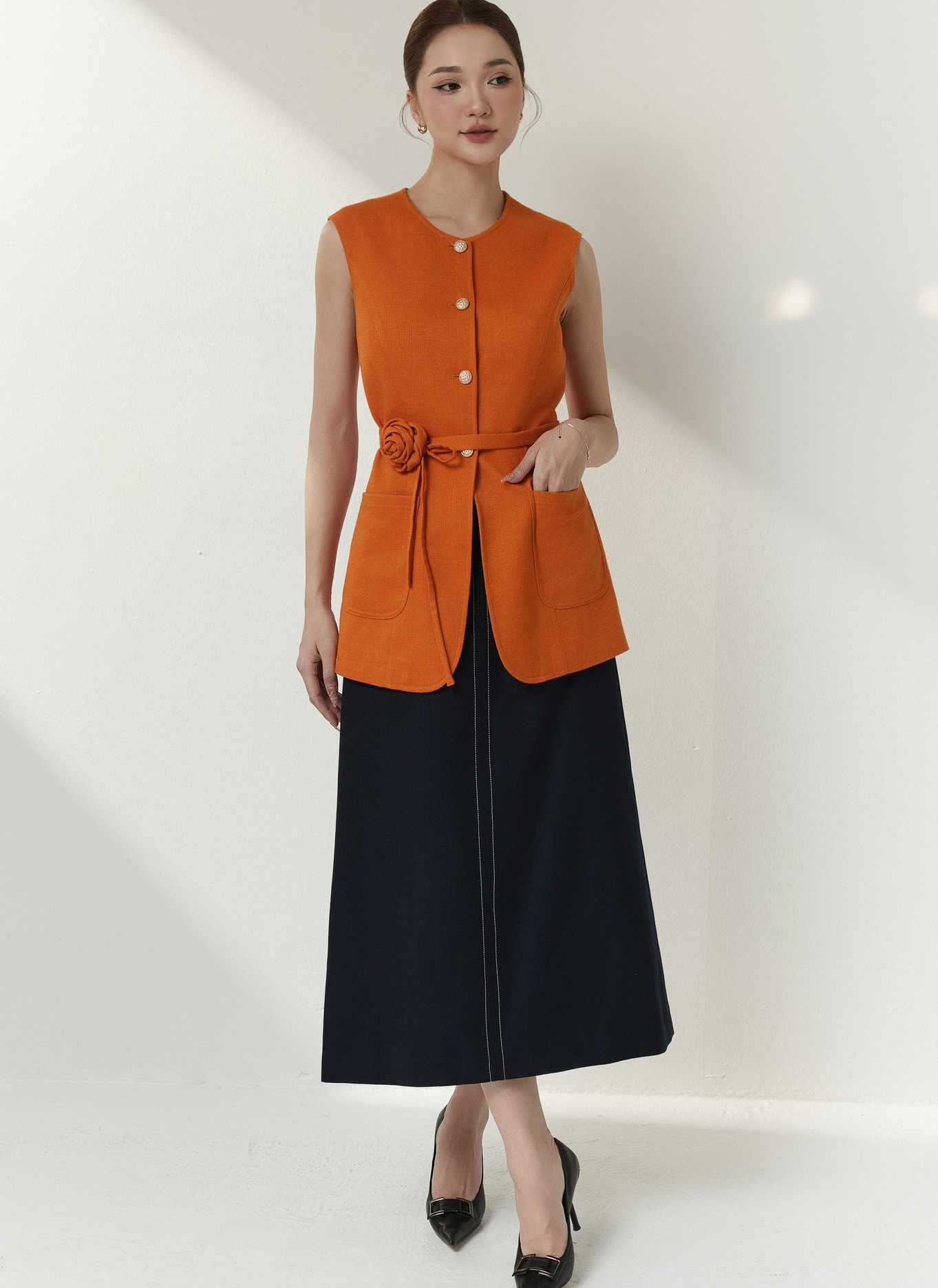 Bền bỉ, thời thượng và phá cách là những thế mạnh của chất liệu denim- Ảnh 3. Bền bỉ, thời thượng và phá cách là những thế mạnh của chất liệu denim- Ảnh 3.