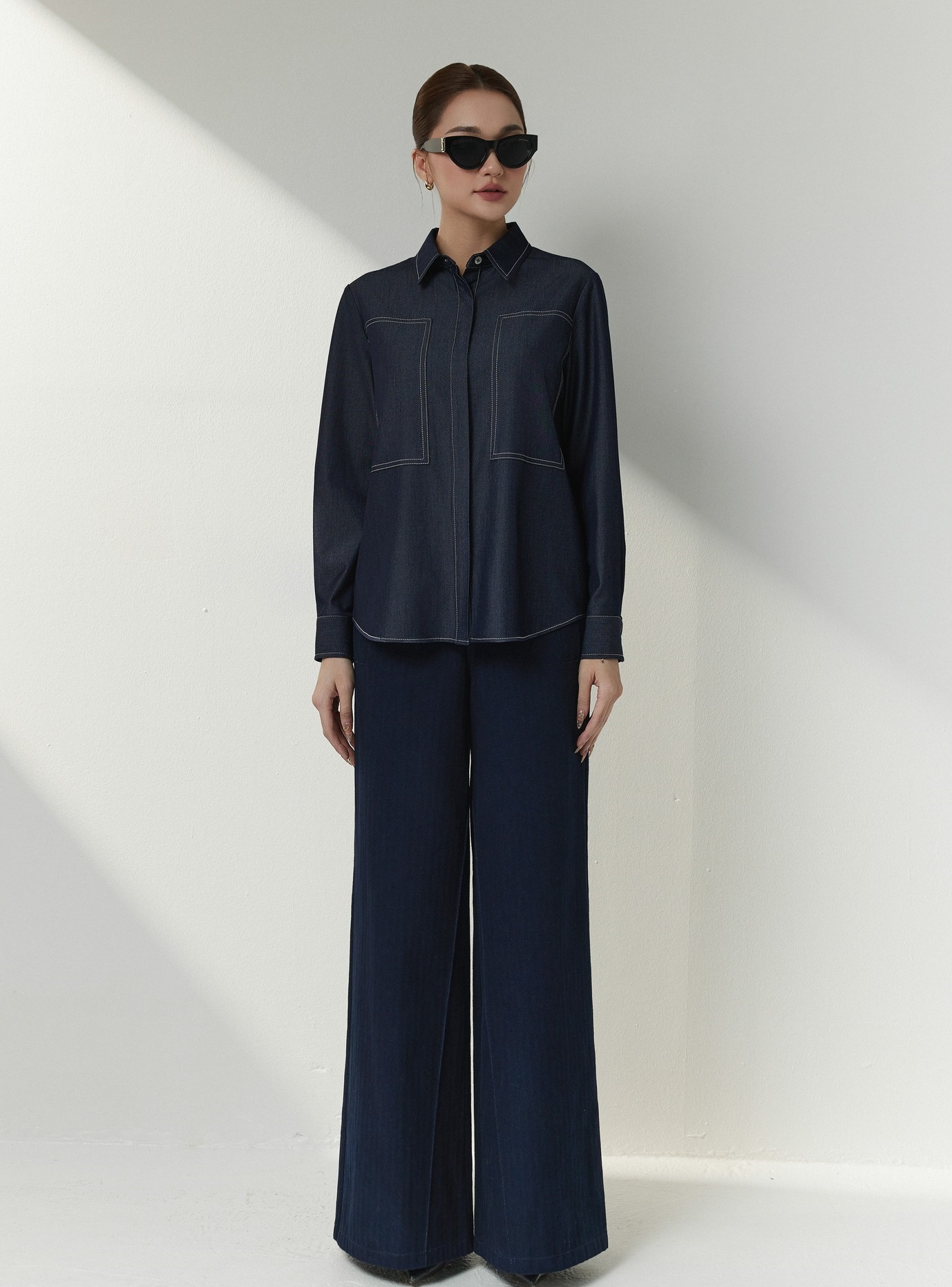 Bền bỉ, thời thượng và phá cách là những thế mạnh của chất liệu denim- Ảnh 4. Bền bỉ, thời thượng và phá cách là những thế mạnh của chất liệu denim- Ảnh 4.