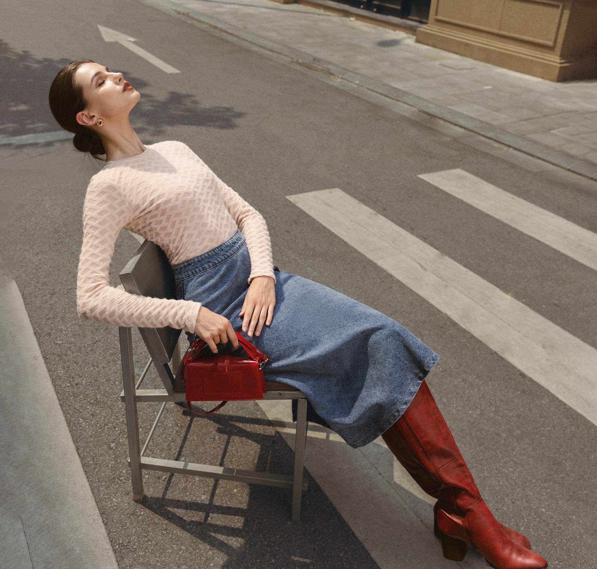 Bền bỉ, thời thượng và phá cách là những thế mạnh của chất liệu denim- Ảnh 6. Bền bỉ, thời thượng và phá cách là những thế mạnh của chất liệu denim- Ảnh 6.