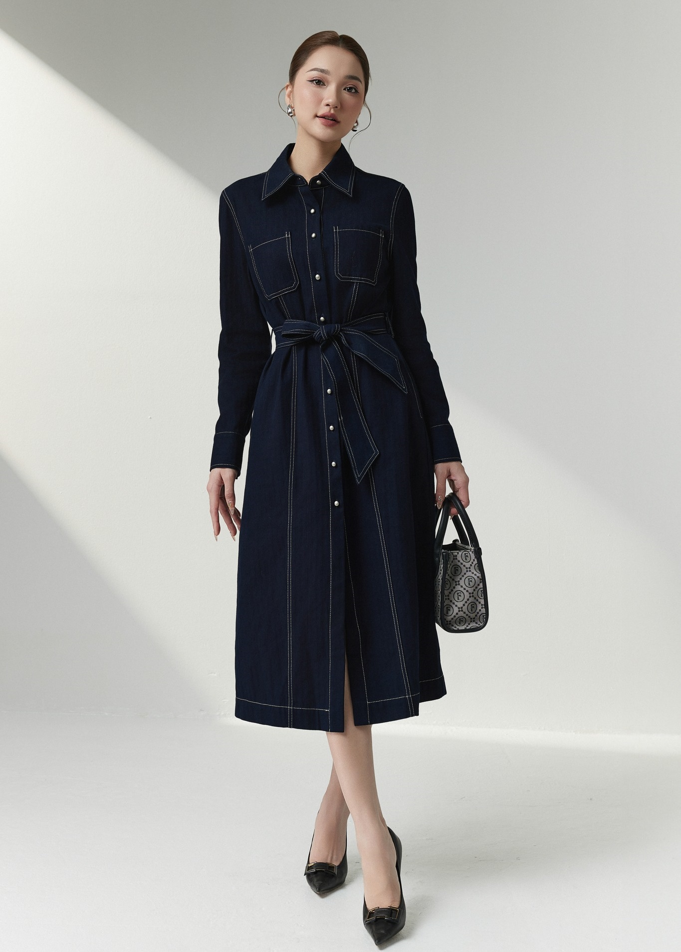 Bền bỉ, thời thượng và phá cách là những thế mạnh của chất liệu denim- Ảnh 8. Bền bỉ, thời thượng và phá cách là những thế mạnh của chất liệu denim- Ảnh 8.