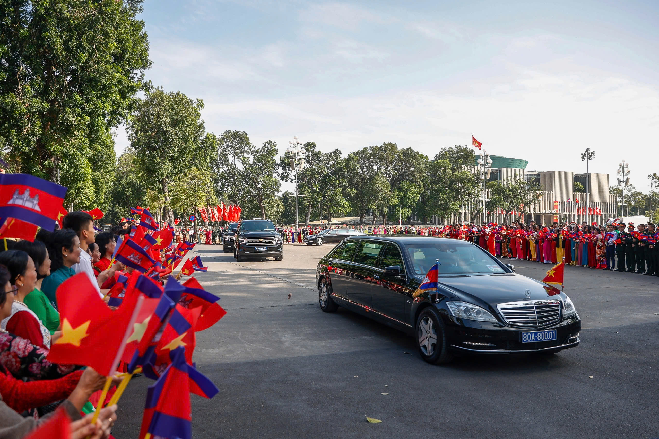 Chủ tịch nước Lương Cường chủ trì lễ đón Quốc vương Campuchia Norodom Sihamoni- Ảnh 1.