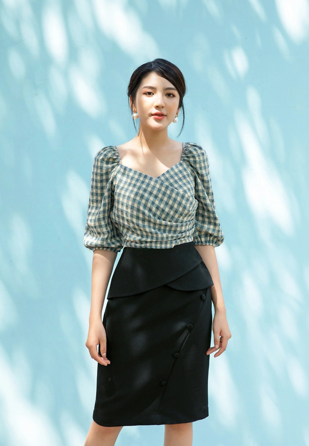 Awaken classic style with plaid pattern - Photo 2. Đánh thức phong cách cổ điển với họa tiết caro- Ảnh 2.