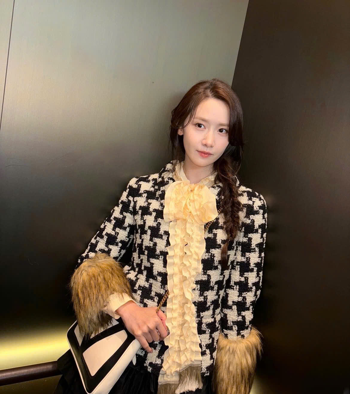 Yoona dan Irene kelihatan cantik dengan baju tweed, visual taikun yang sempurna - Foto 4. Yoona và Irene đẹp mãn nhãn với áo vải tweed, chuẩn visual tài phiệt- Ảnh 4.