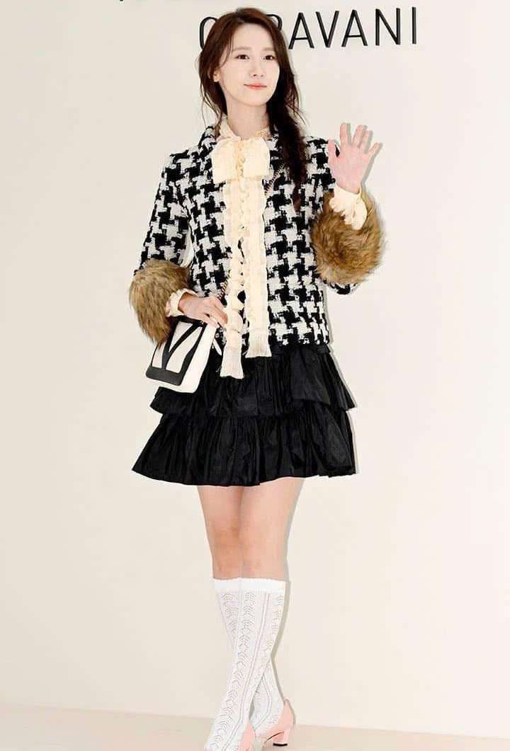 Yoona dan Irene kelihatan menakjubkan dengan baju tweed, visual taikun yang sempurna - Foto 3. Yoona và Irene đẹp mãn nhãn với áo vải tweed, chuẩn visual tài phiệt- Ảnh 3.