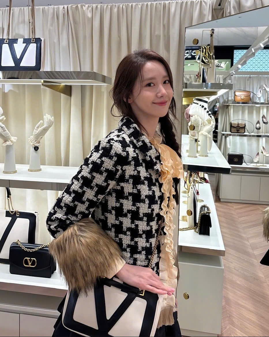 Yoona dan Irene kelihatan menakjubkan dengan baju tweed, visual taikun yang sempurna - Foto 1. Yoona và Irene đẹp mãn nhãn với áo vải tweed, chuẩn visual tài phiệt- Ảnh 1.