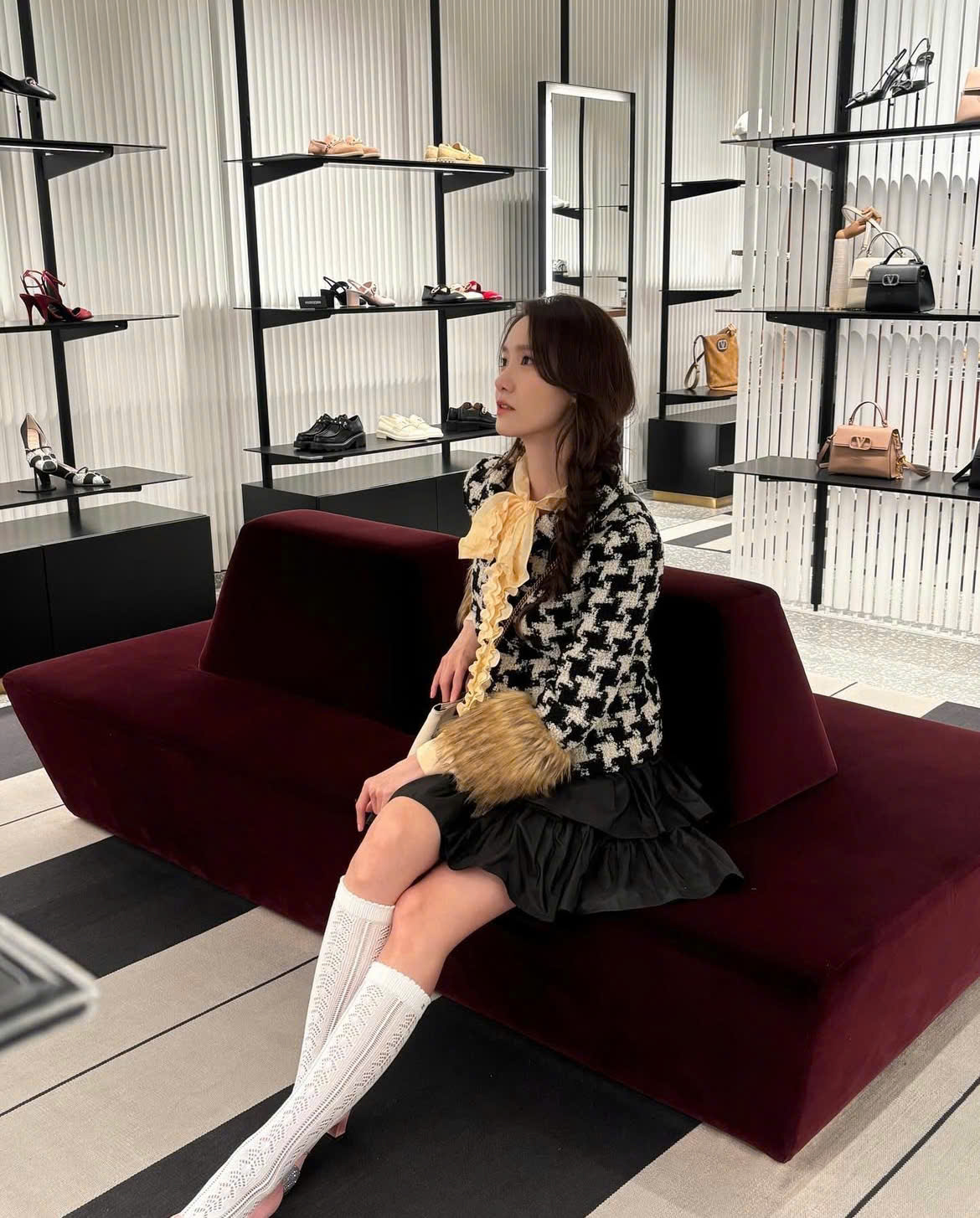 Yoona dan Irene kelihatan menakjubkan dengan baju tweed, visual taikun yang sempurna - Foto 2. Yoona và Irene đẹp mãn nhãn với áo vải tweed, chuẩn visual tài phiệt- Ảnh 2.