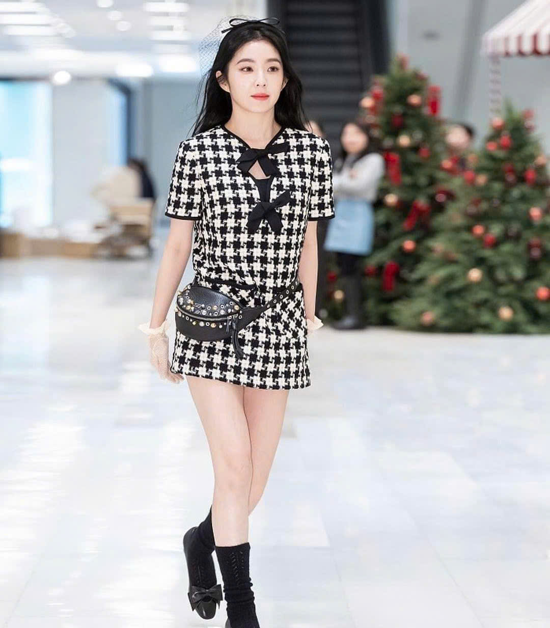 Yoona dan Irene kelihatan cantik dengan baju tweed, visual taikun yang sempurna - Foto 8. Yoona và Irene đẹp mãn nhãn với áo vải tweed, chuẩn visual tài phiệt- Ảnh 8.