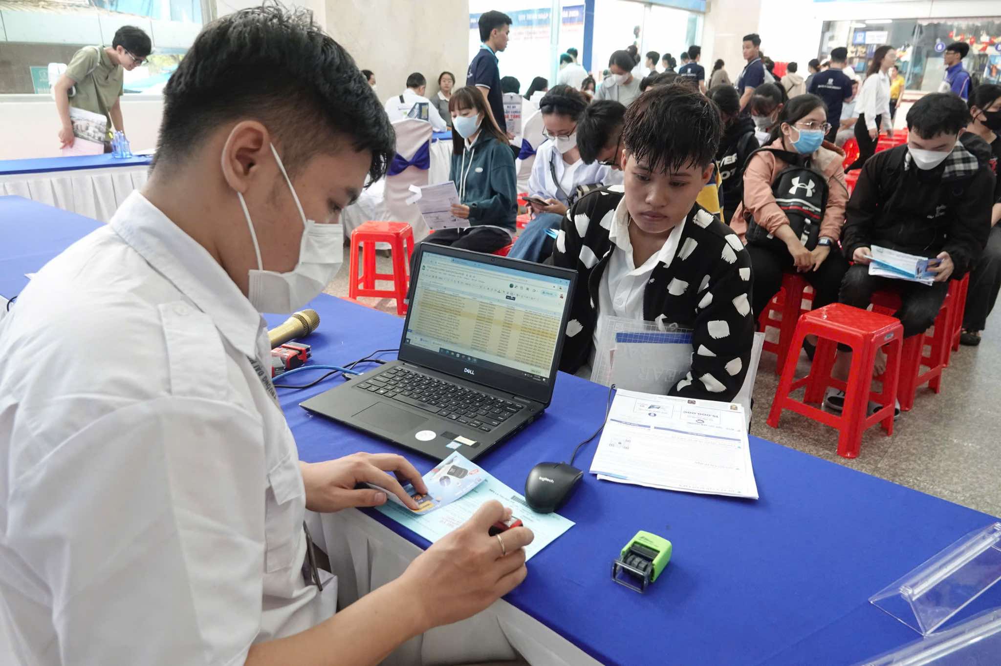 ការកាត់បន្ថយ/លុបបំបាត់កូតាចូលរៀនដោយផ្អែកលើកំណត់ត្រាសិក្សា៖ ដំណោះស្រាយវិធីសាស្រ្តរួមបញ្ចូលគ្នា - រូបថត ១. Giảm/bỏ chỉ tiêu xét tuyển bằng học bạ: Giải pháp phương thức kết hợp- Ảnh 1.