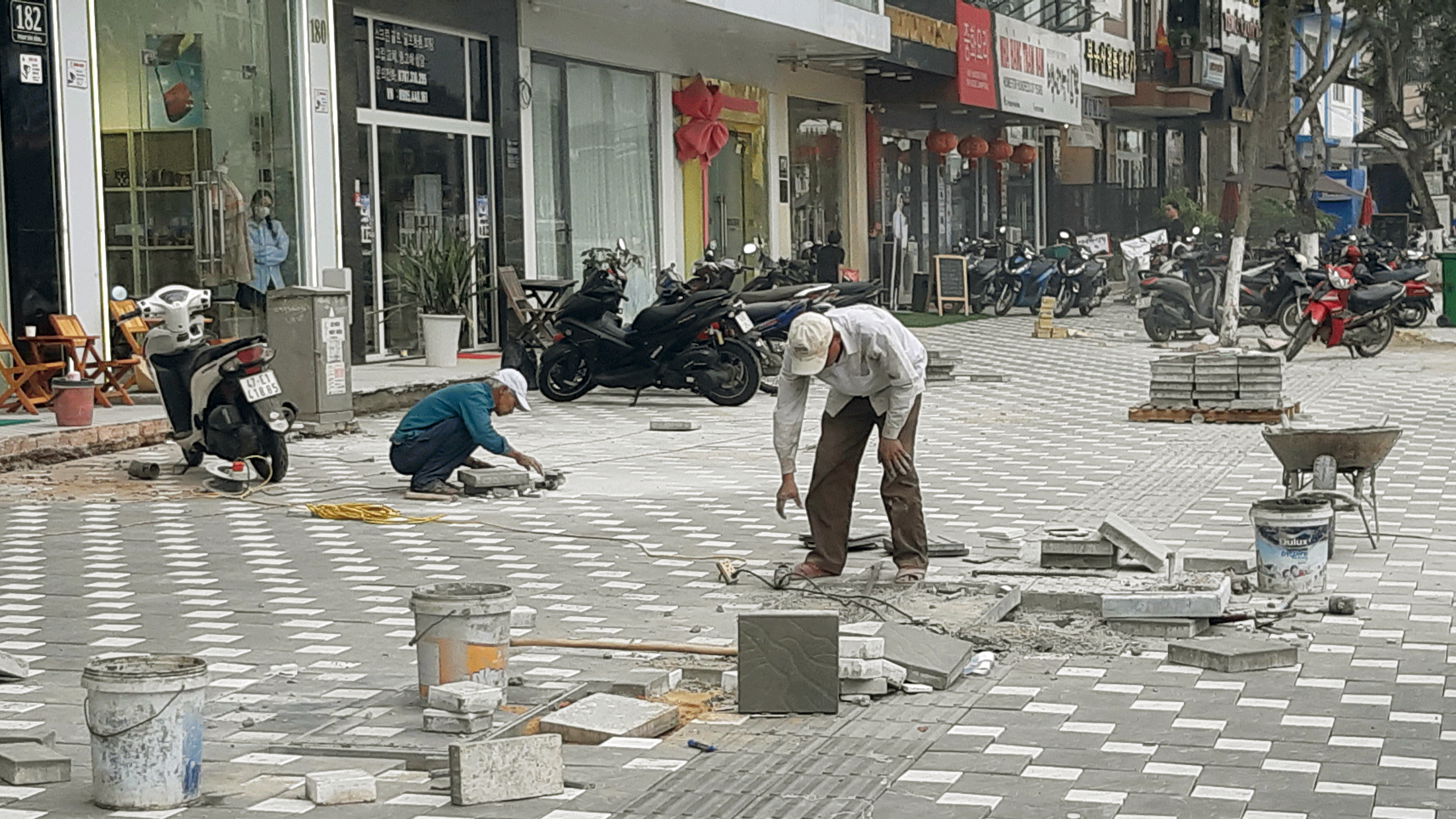 Đà Nẵng: Người dân 52 tuyến đường không cần xin giấy phép khi 'làm đẹp' vỉa hè - Ảnh 1.