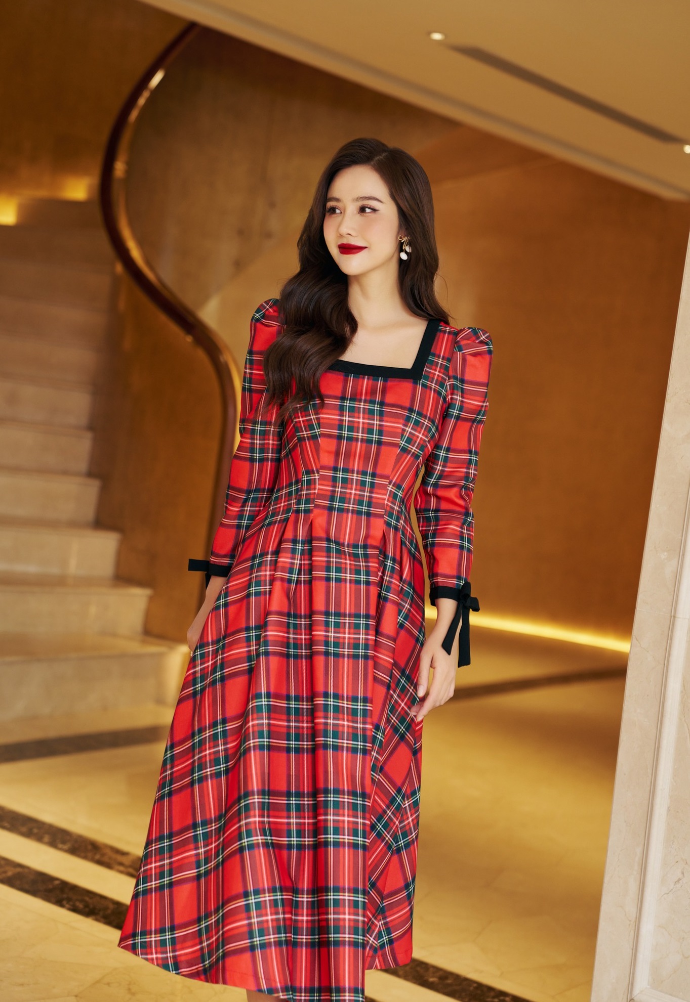 ពណ៌ក្រហមគឺជាពណ៌នៃភាពទាក់ទាញ និងថាមពល - រូបថត ១. Sắc đỏ là gam màu của sự quyến rũ và quyền lực- Ảnh 1.