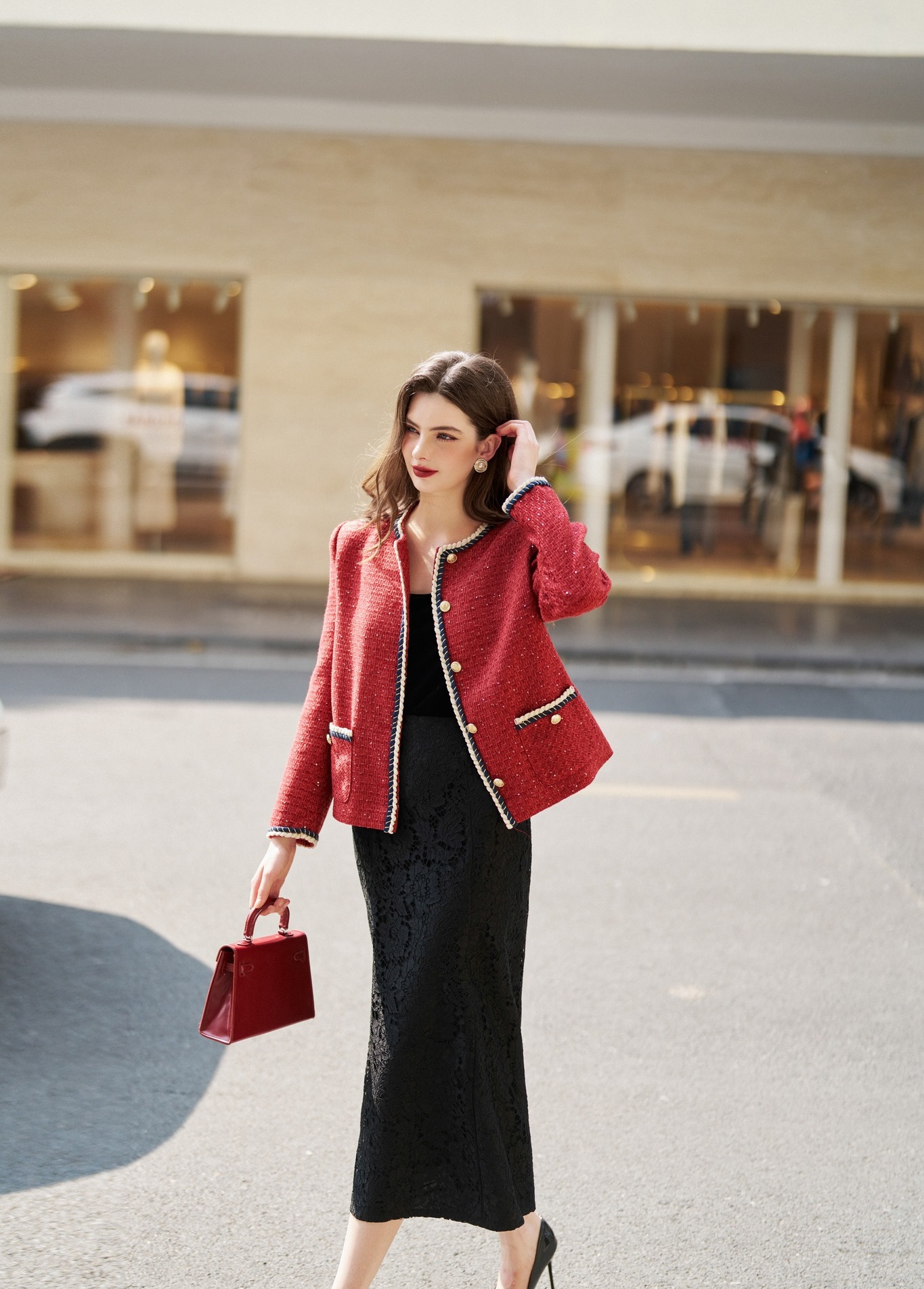 ពណ៌ក្រហមគឺជាពណ៌នៃភាពទាក់ទាញ និងថាមពល - រូបថត ២. Sắc đỏ là gam màu của sự quyến rũ và quyền lực- Ảnh 2.