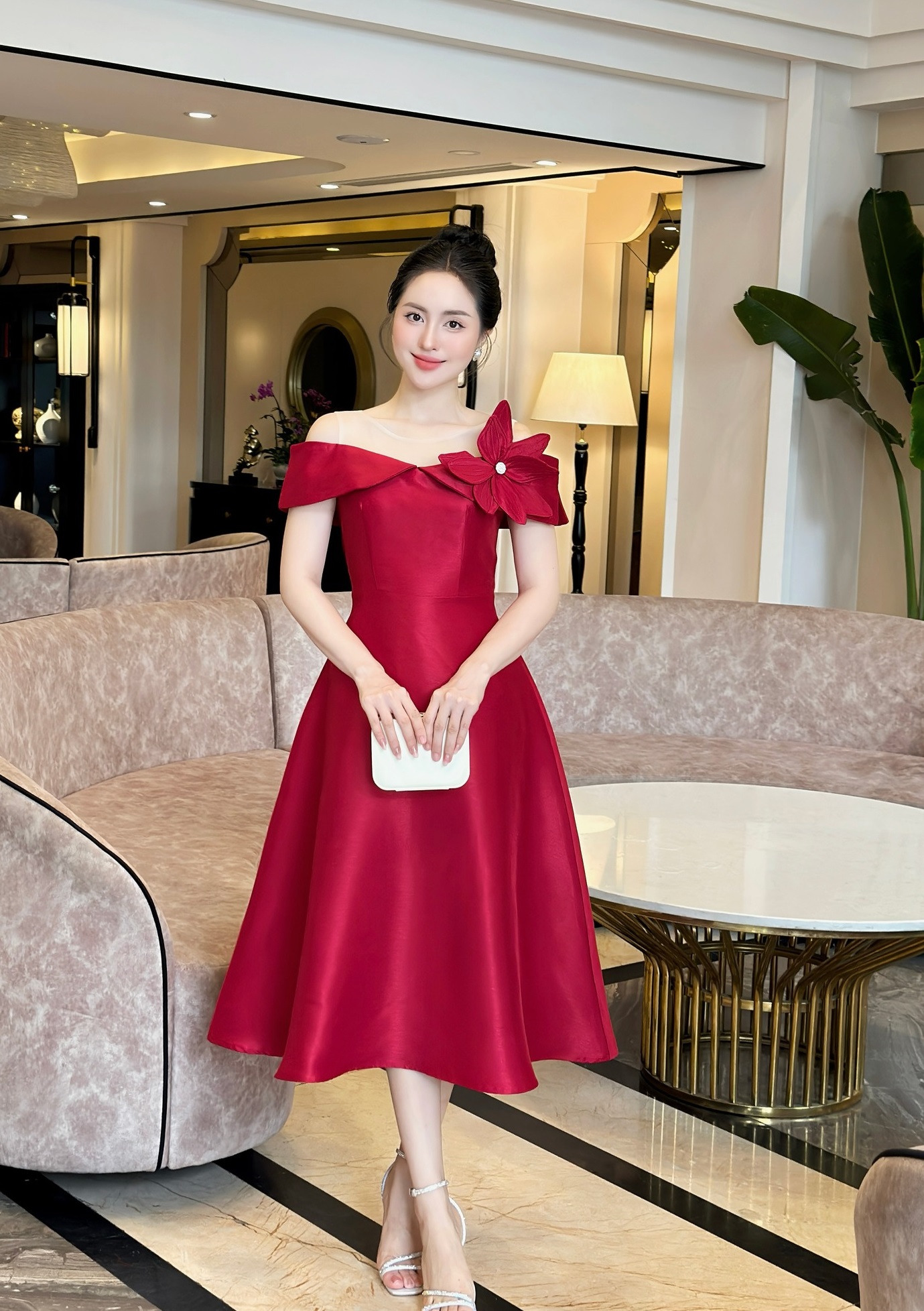 ពណ៌ក្រហមគឺជាពណ៌នៃភាពទាក់ទាញ និងថាមពល - រូបថត ៣. Sắc đỏ là gam màu của sự quyến rũ và quyền lực- Ảnh 3.