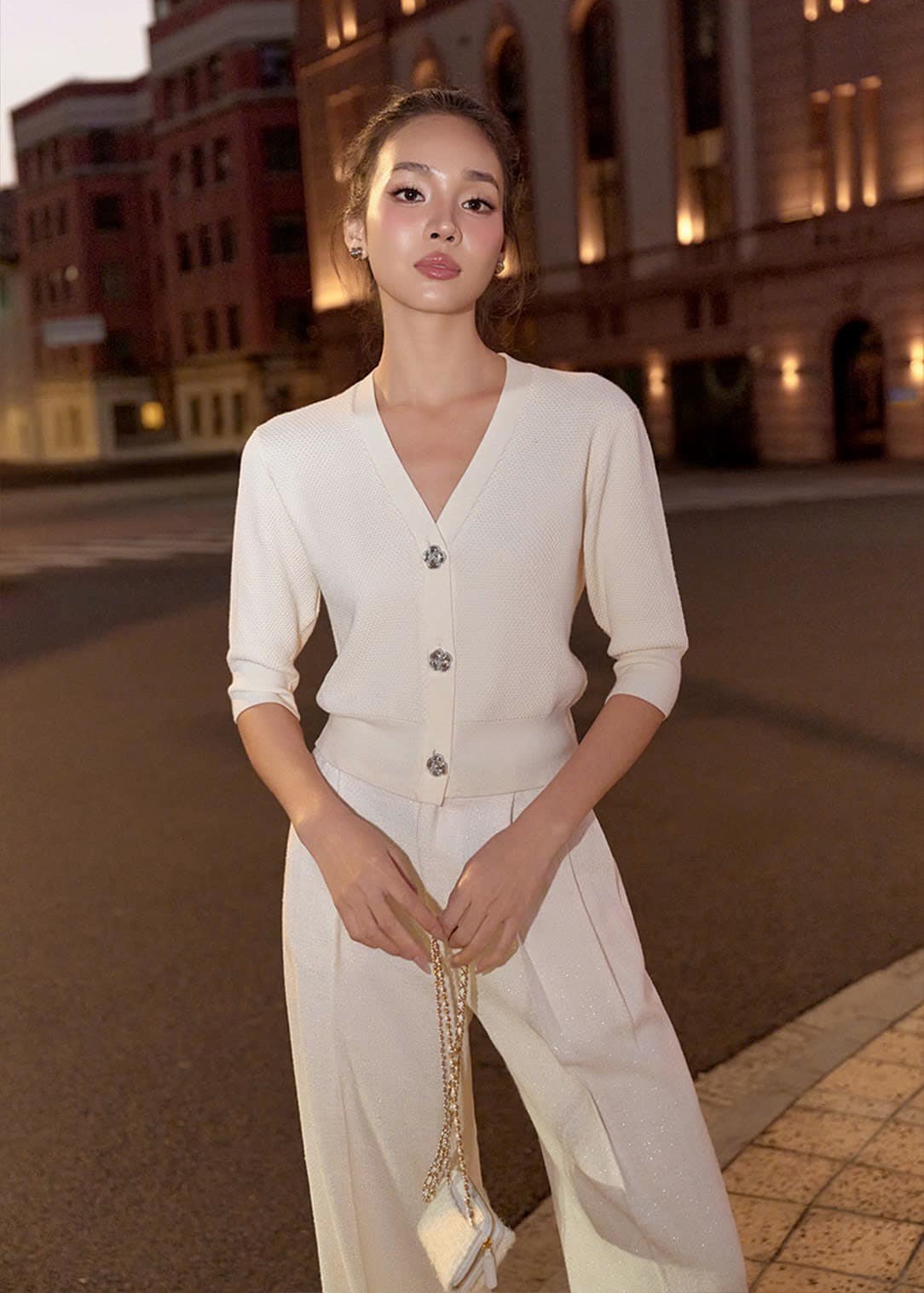 इस मौसम में बहु-शैली वाले ऊनी परिधानों के साथ बाहर निकलें - फोटो 8. Xuống phố mùa này với trang phục vải len đa phong cách- Ảnh 8.