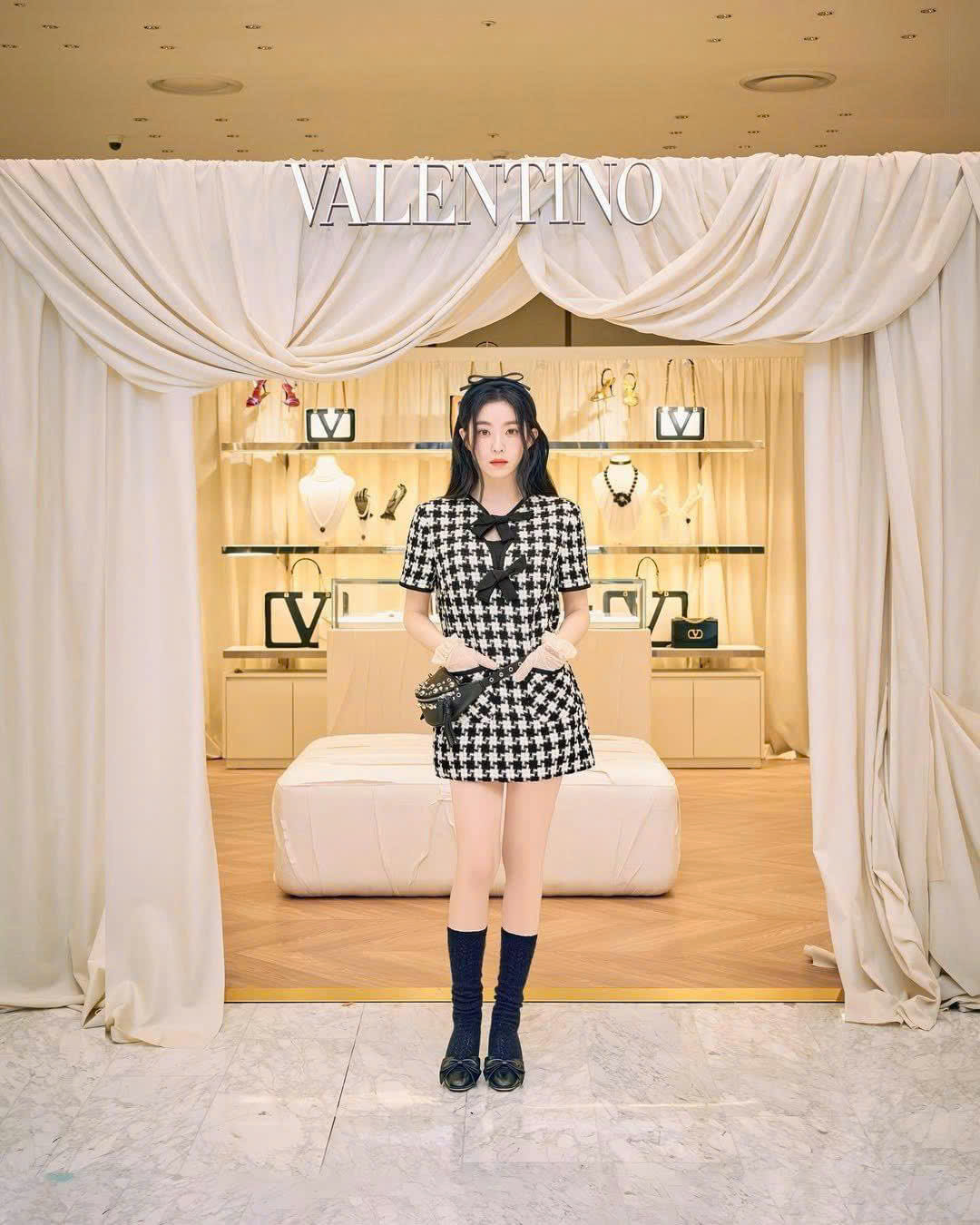 Yoona dan Irene kelihatan cantik dengan baju tweed, visual taikun yang sempurna - Foto 6. Yoona và Irene đẹp mãn nhãn với áo vải tweed, chuẩn visual tài phiệt- Ảnh 6.