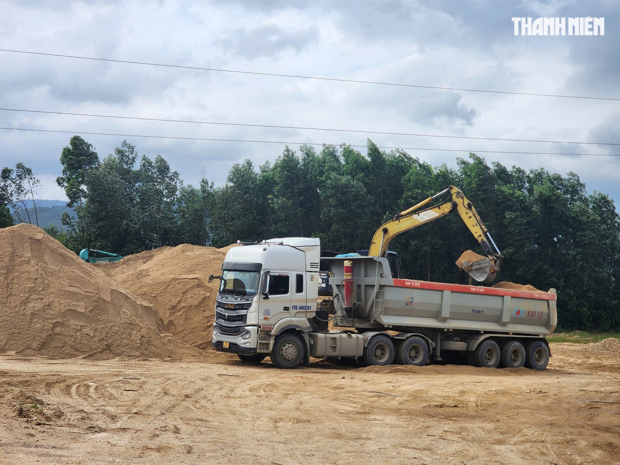 Bình Định: Bãi trữ cát 'khủng' không phép hoạt động rầm rộ- Ảnh 2.