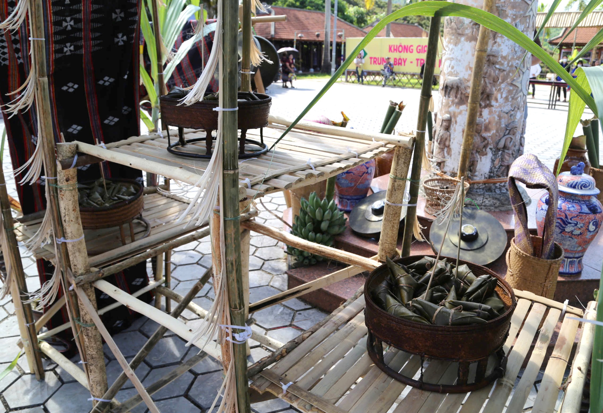 Unika festivaler: Co Tu-folket håller en festival för att tacka bergen och skogarna - Foto 2. Những lễ hội độc đáo: Người Cơ Tu mở hội tạ ơn núi rừng- Ảnh 2.