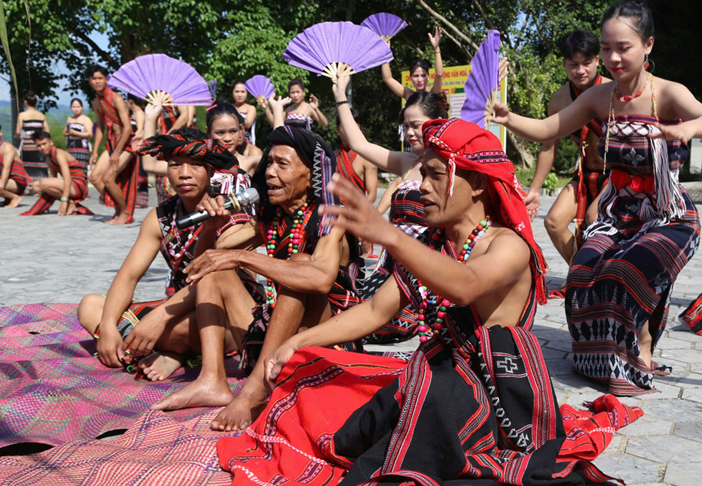 Unika festivaler: Co Tu-folket håller en festival för att tacka bergen och skogarna - Foto 3. Những lễ hội độc đáo: Người Cơ Tu mở hội tạ ơn núi rừng- Ảnh 3.
