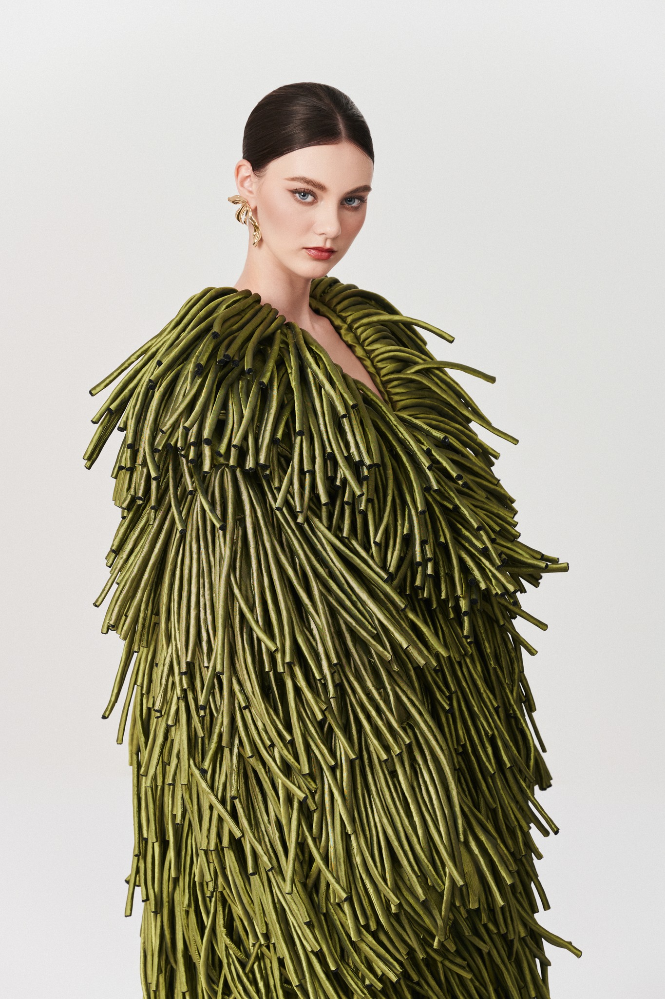 Buďte v každém okamžiku vynikající s luxusními společenskými šaty na konec roku - Foto 8. Xuất sắc trong từng khoảnh khắc cùng mẫu đầm dự tiệc cao cấp mùa cuối năm- Ảnh 8.