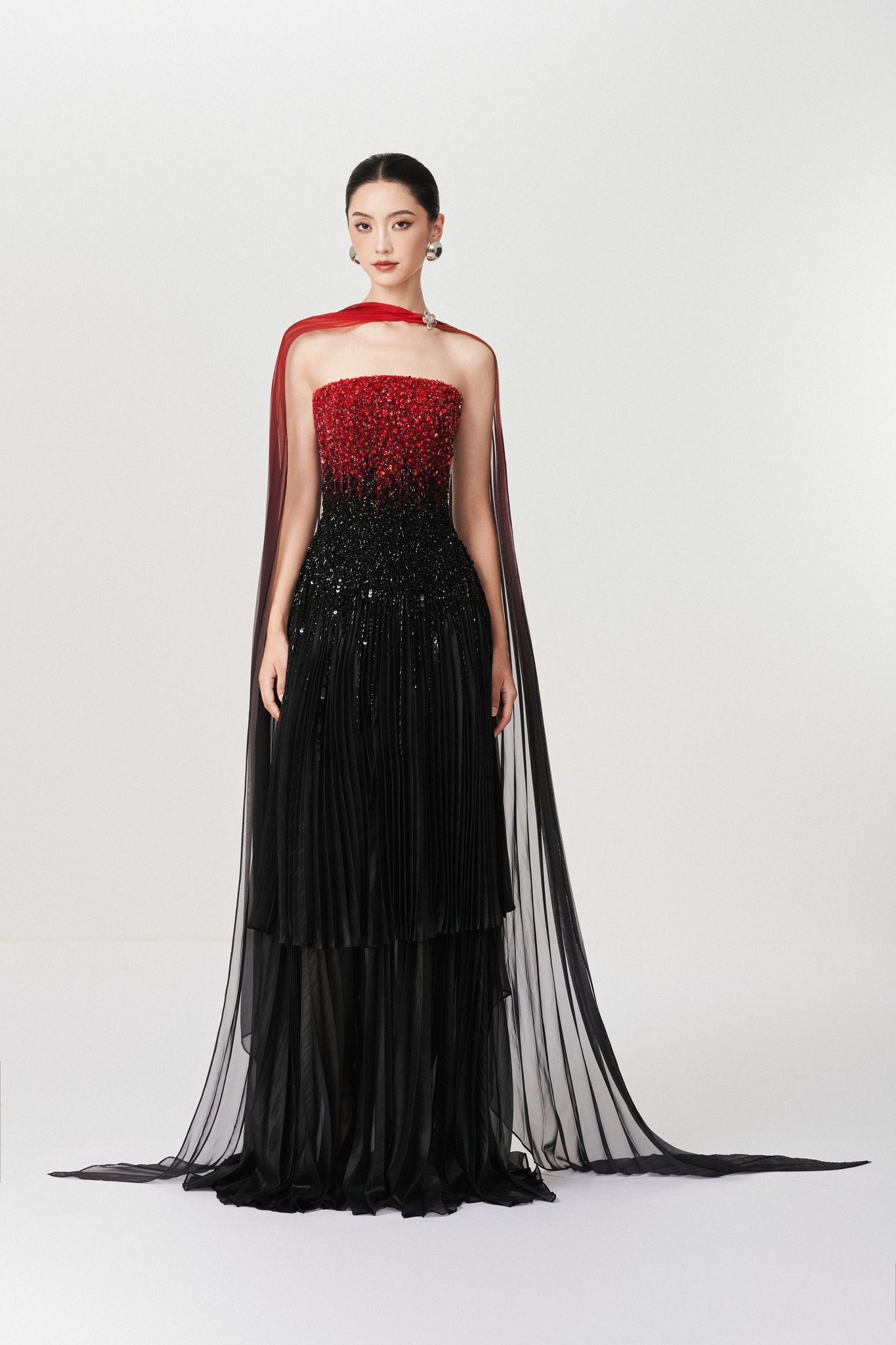 Buďte v každém okamžiku vynikající s luxusními společenskými šaty na konec roku - Foto 9. Xuất sắc trong từng khoảnh khắc cùng mẫu đầm dự tiệc cao cấp mùa cuối năm- Ảnh 9.