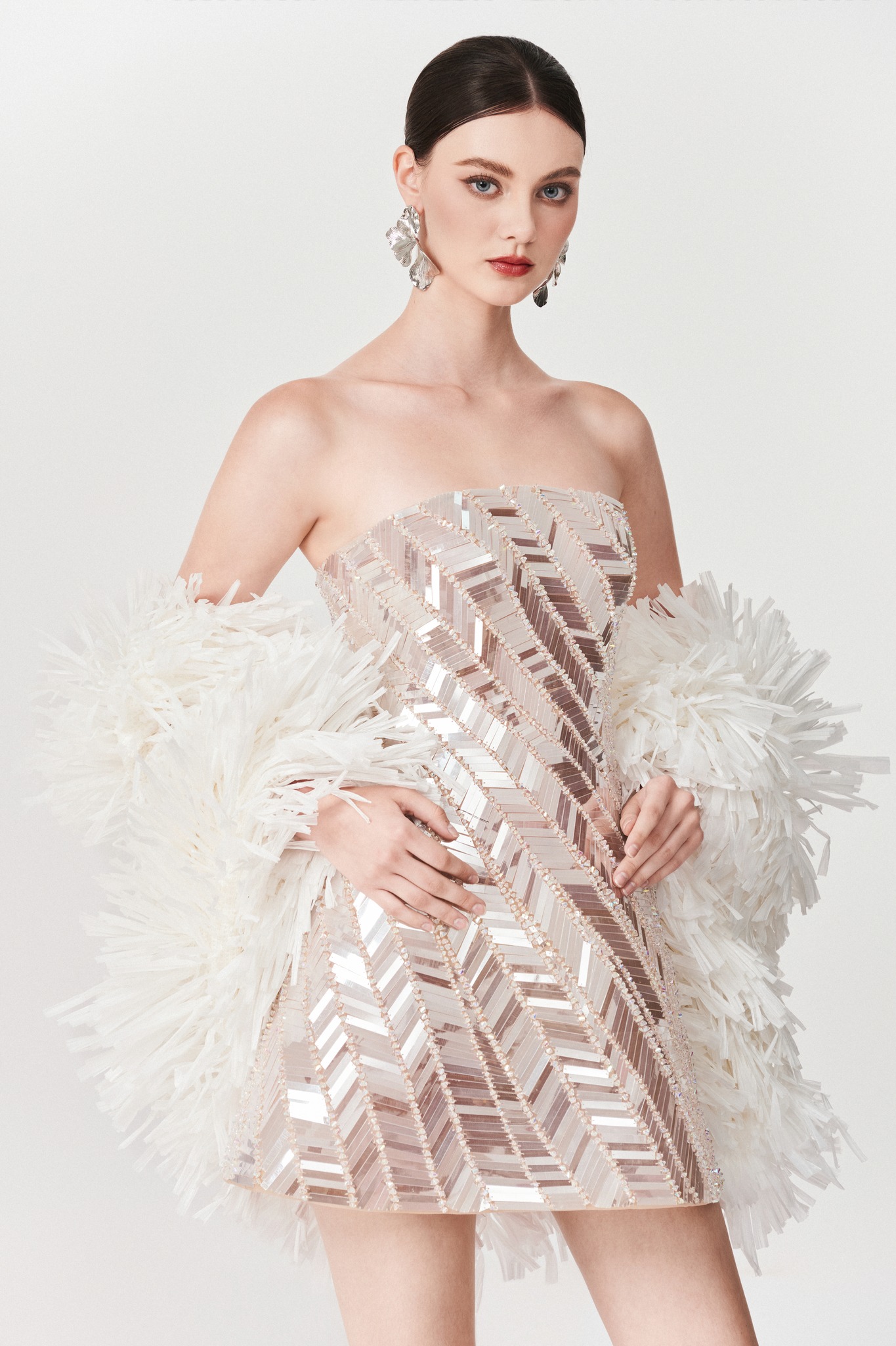 Buďte v každém okamžiku vynikající s luxusními společenskými šaty na konec roku - Foto 6. Xuất sắc trong từng khoảnh khắc cùng mẫu đầm dự tiệc cao cấp mùa cuối năm- Ảnh 6.