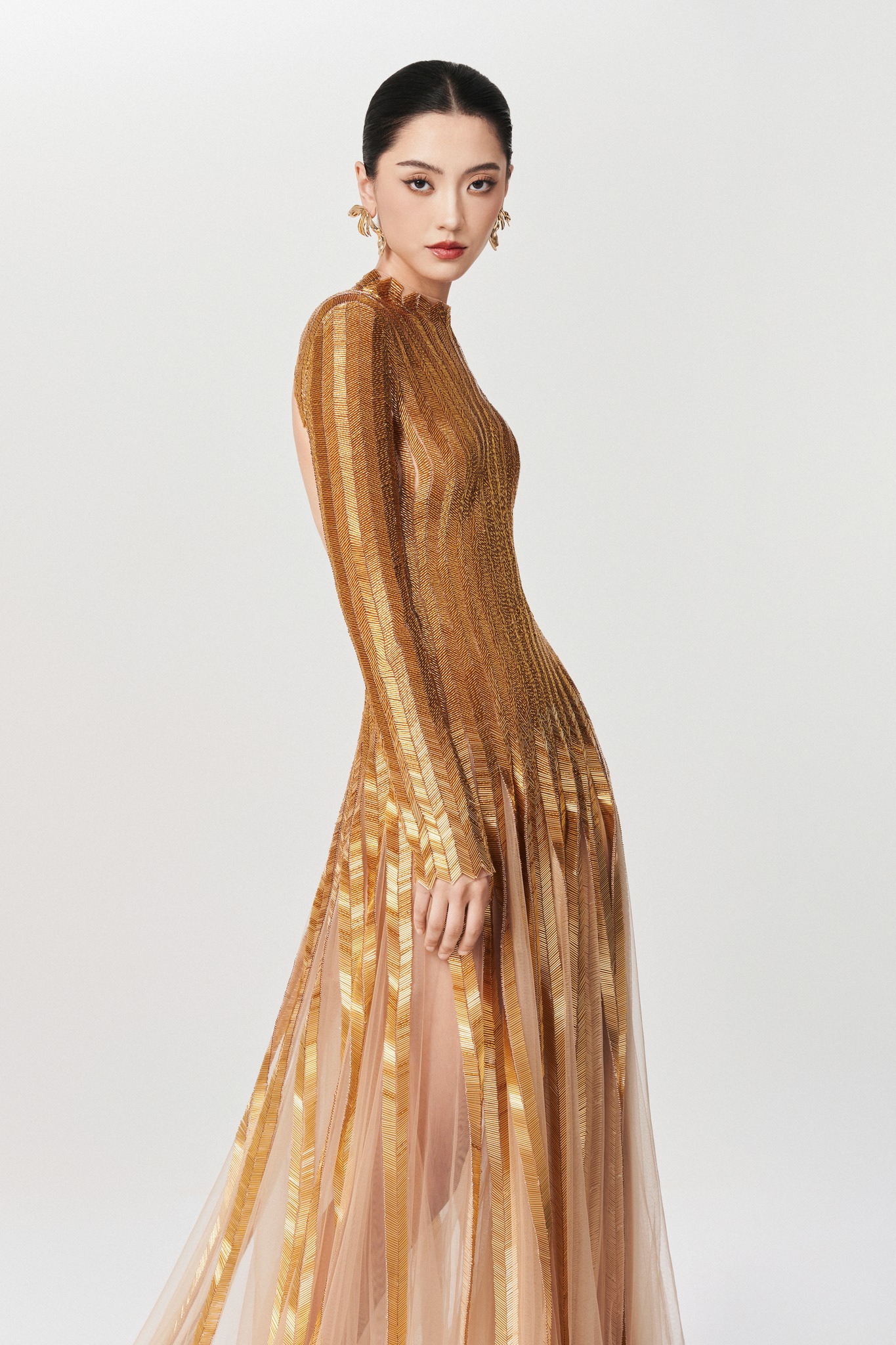 Buďte v každém okamžiku vynikající s luxusními společenskými šaty na konec roku - Foto 3. Xuất sắc trong từng khoảnh khắc cùng mẫu đầm dự tiệc cao cấp mùa cuối năm- Ảnh 3.