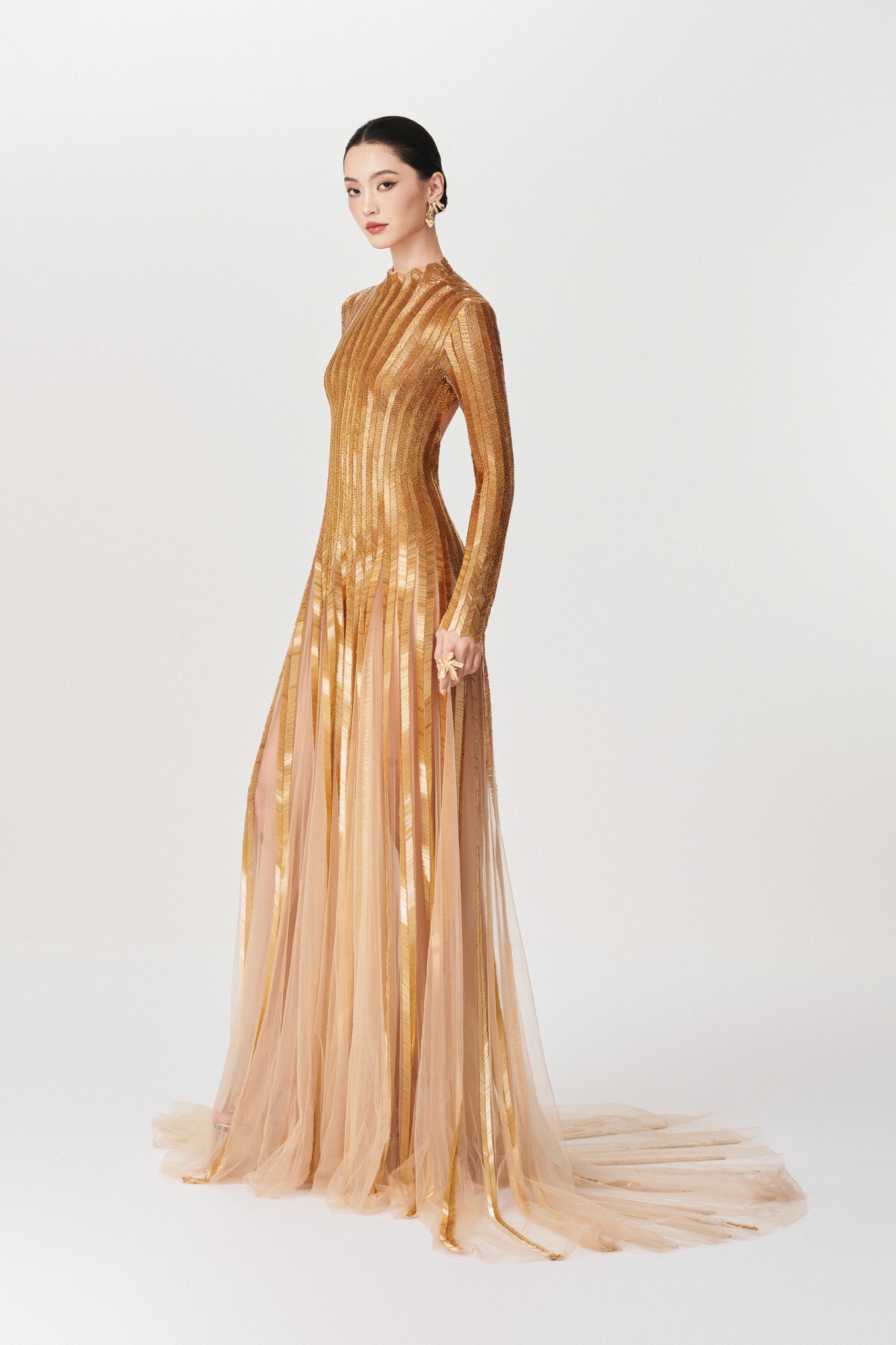 Buďte v každém okamžiku vynikající s luxusními společenskými šaty na konec roku - Foto 10. Xuất sắc trong từng khoảnh khắc cùng mẫu đầm dự tiệc cao cấp mùa cuối năm- Ảnh 10.