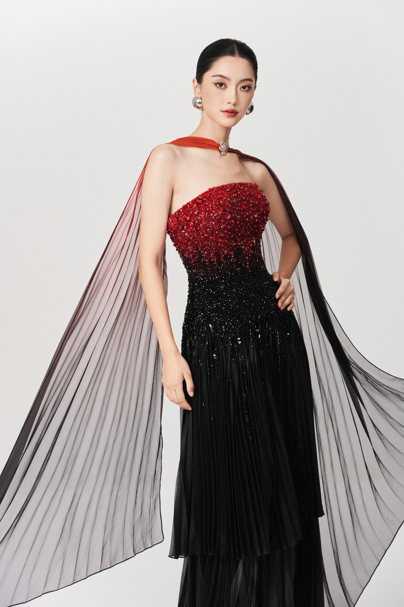 Buďte v každém okamžiku vynikající s luxusními společenskými šaty na konec roku - Foto 7. Xuất sắc trong từng khoảnh khắc cùng mẫu đầm dự tiệc cao cấp mùa cuối năm- Ảnh 7.
