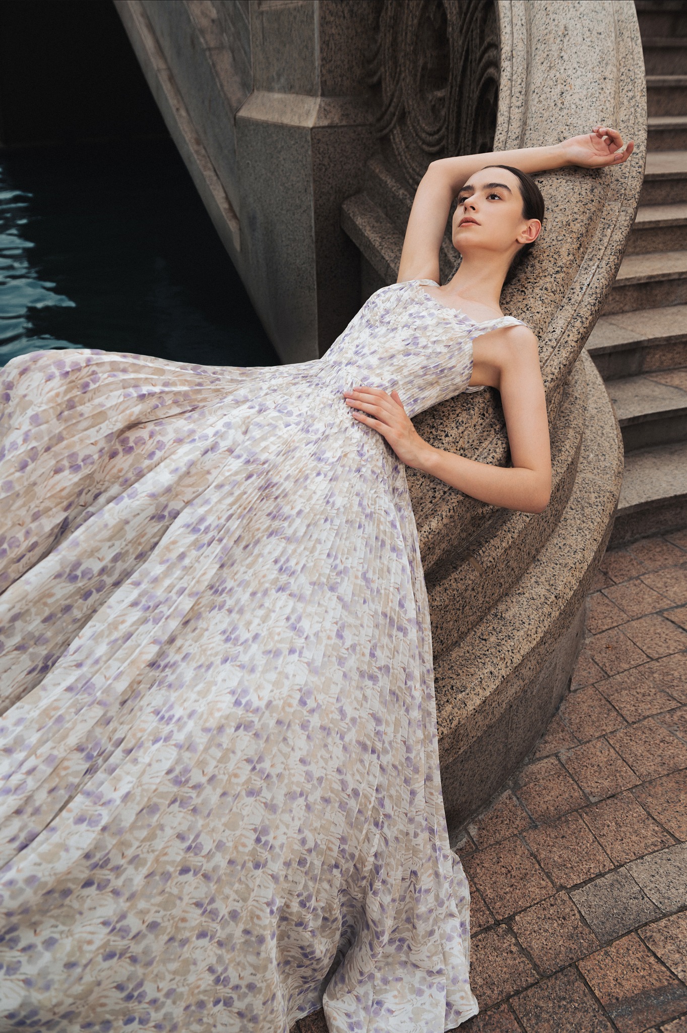 Buďte v každém okamžiku výjimeční s luxusními společenskými šaty na konec roku - Foto 1. Xuất sắc trong từng khoảnh khắc cùng mẫu đầm dự tiệc cao cấp mùa cuối năm- Ảnh 1.