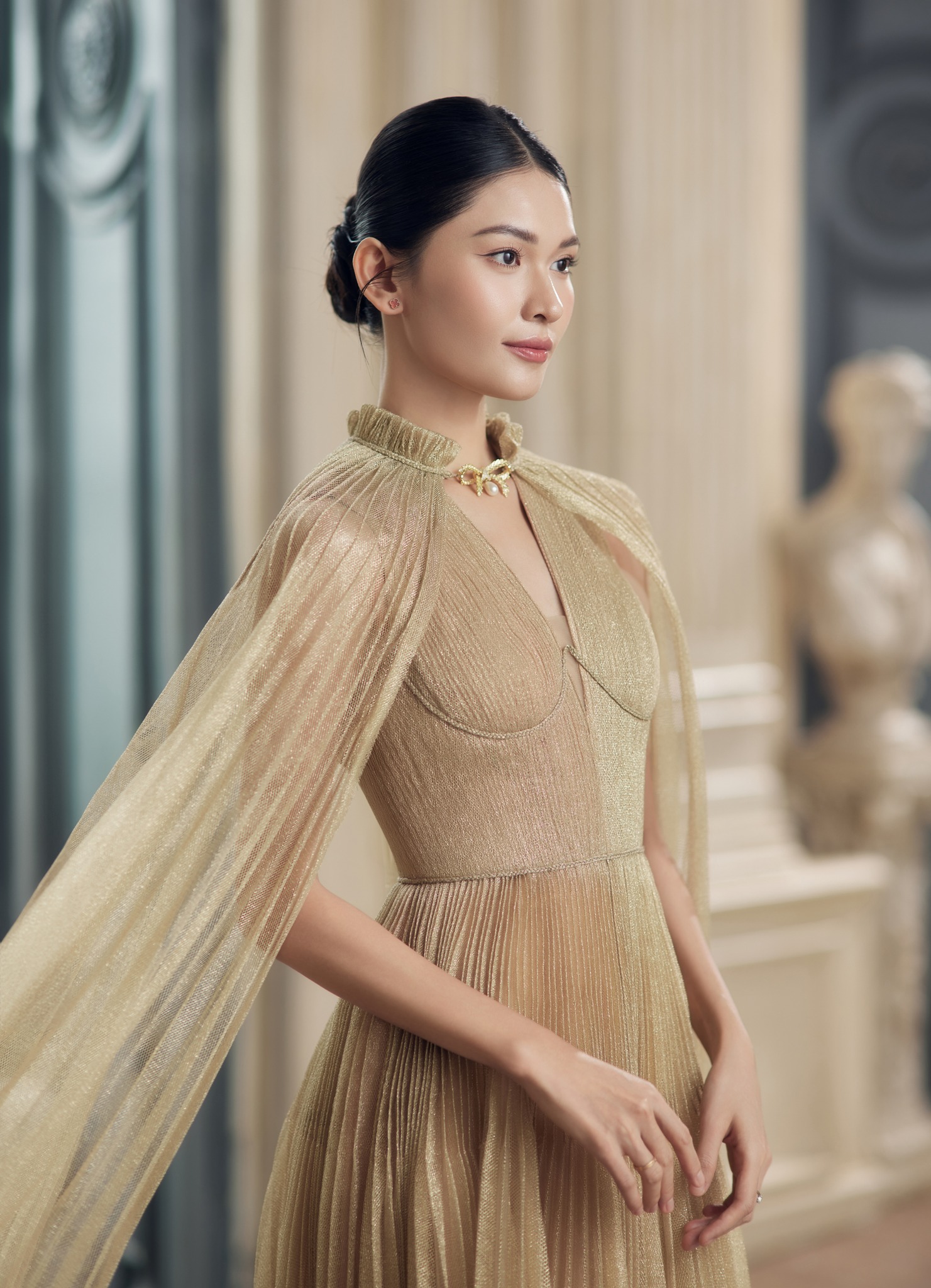 Buďte v každém okamžiku vynikající s luxusními společenskými šaty na konec roku - Foto 14. Xuất sắc trong từng khoảnh khắc cùng mẫu đầm dự tiệc cao cấp mùa cuối năm- Ảnh 14.